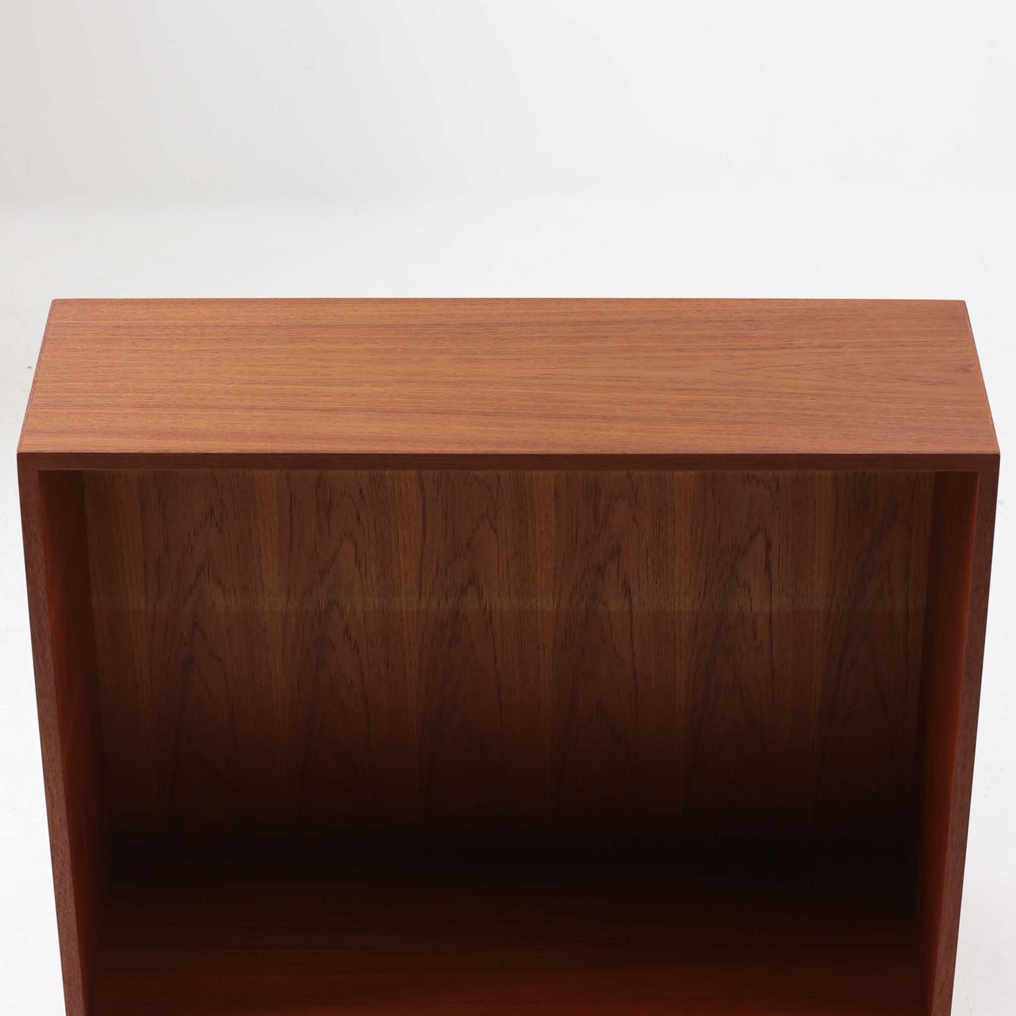 Bjerringbro Savvaerkによるチーク材キャビネットは、上下に分かれた構成と可動棚を備えた収納力の高さが魅力です。上段は3段のシェルフ、下段は珍しいポケットドア構造の扉内にA4サイズの書類が収納可能な引き出し型トレイが8段並び、書類や小物の整理に適しています。直線的で端正なフォルムと、チーク材の木目が美しく調和した佇まいは、北欧ビンテージらしい実用性と美しさを兼ね備えた逸品です。