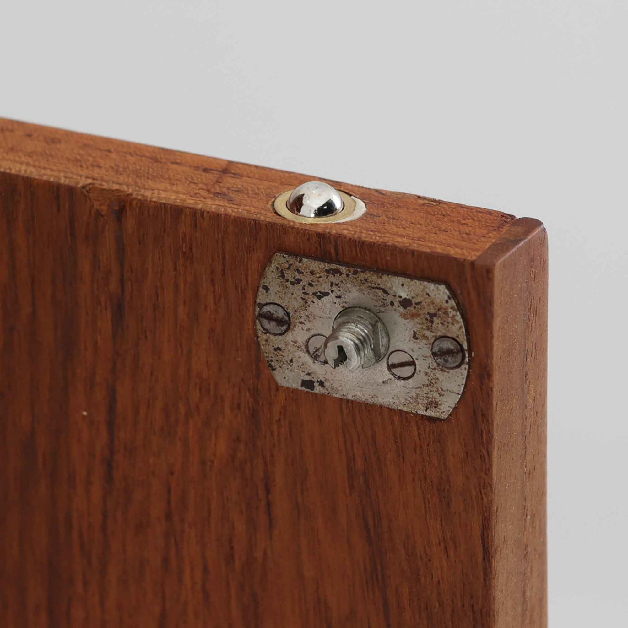 Bjerringbro Savvaerkによるチーク材キャビネットは、上下に分かれた構成と可動棚を備えた収納力の高さが魅力です。上段は3段のシェルフ、下段は珍しいポケットドア構造の扉内にA4サイズの書類が収納可能な引き出し型トレイが8段並び、書類や小物の整理に適しています。直線的で端正なフォルムと、チーク材の木目が美しく調和した佇まいは、北欧ビンテージらしい実用性と美しさを兼ね備えた逸品です。