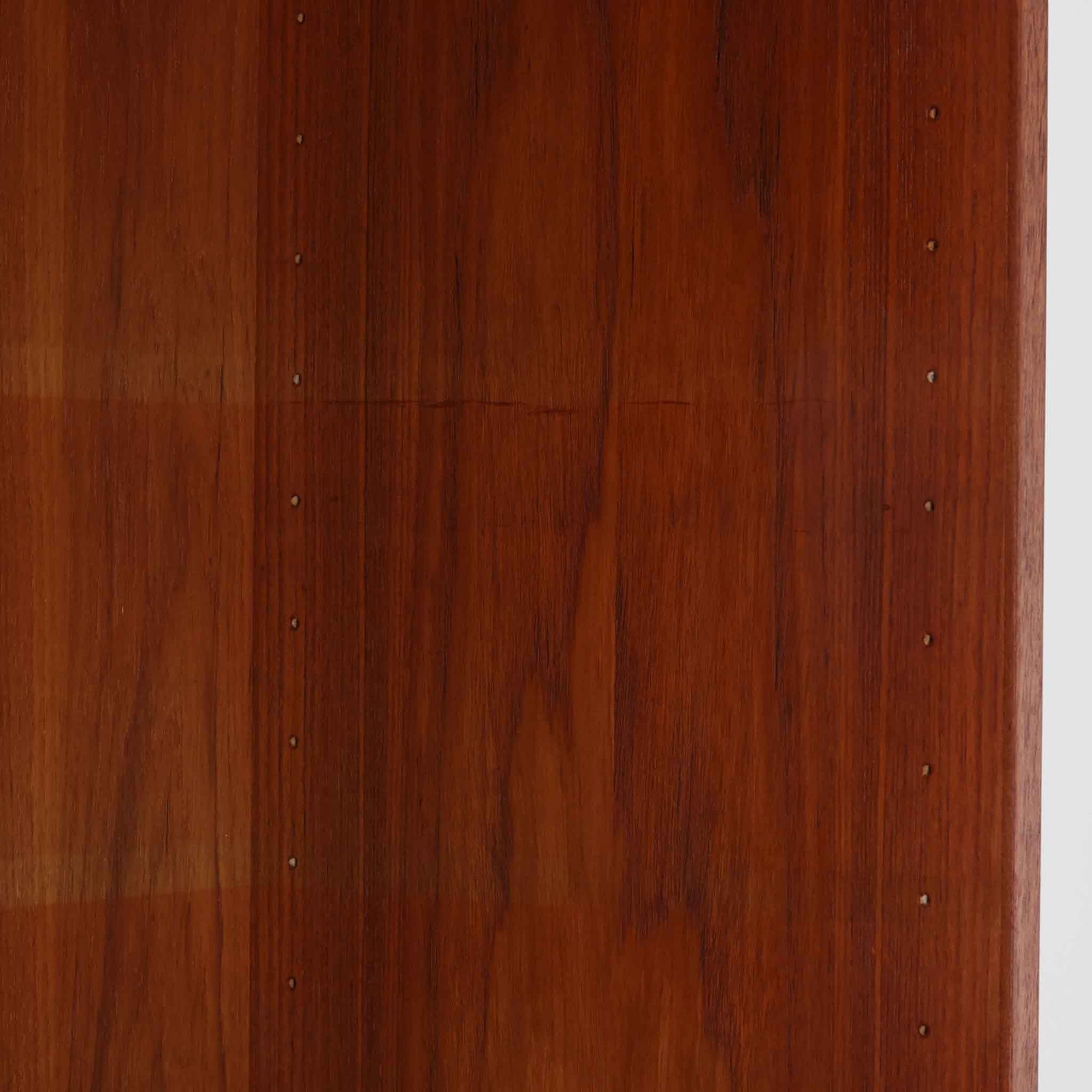 Bjerringbro Savvaerkによるチーク材キャビネットは、上下に分かれた構成と可動棚を備えた収納力の高さが魅力です。上段は3段のシェルフ、下段は珍しいポケットドア構造の扉内にA4サイズの書類が収納可能な引き出し型トレイが8段並び、書類や小物の整理に適しています。直線的で端正なフォルムと、チーク材の木目が美しく調和した佇まいは、北欧ビンテージらしい実用性と美しさを兼ね備えた逸品です。