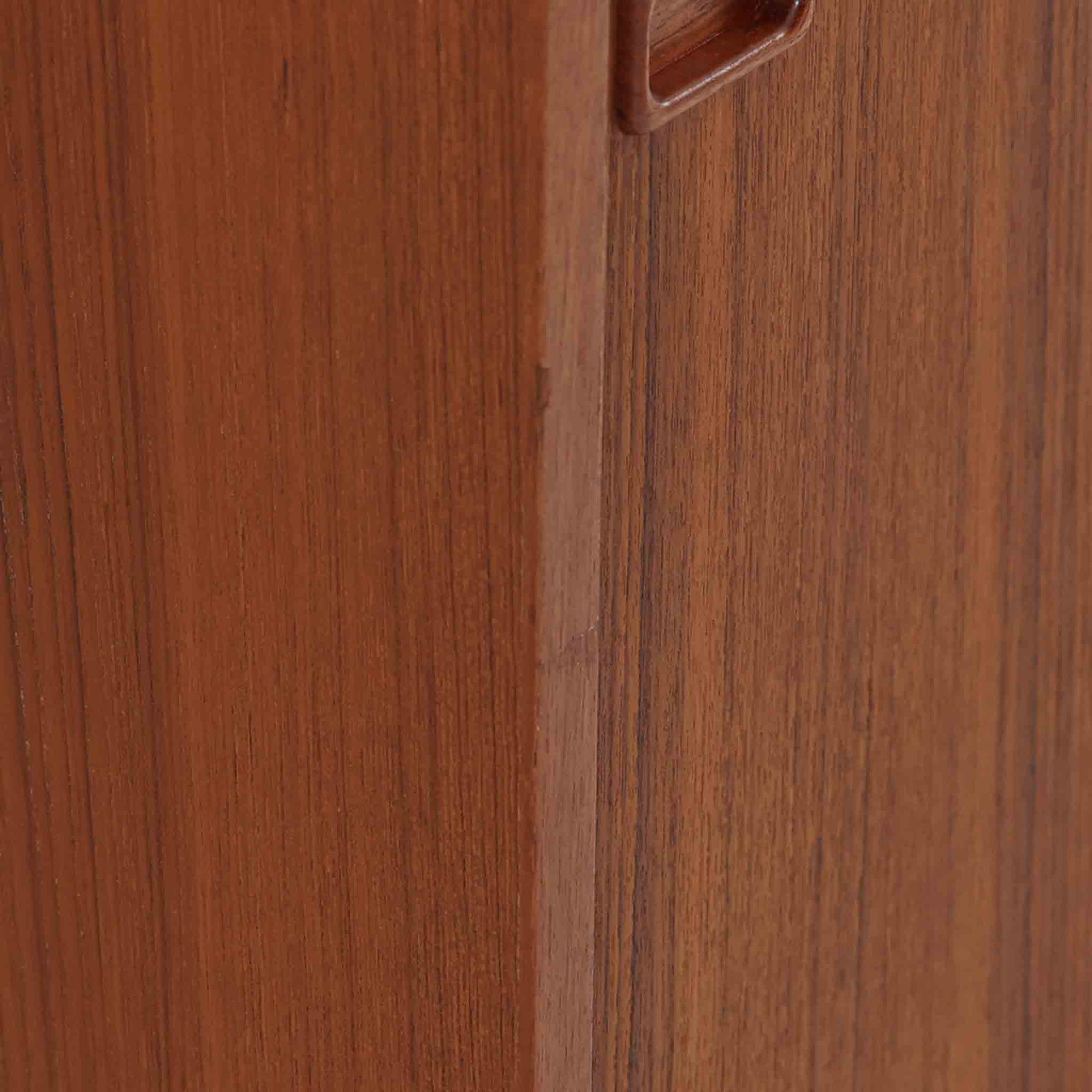 幅88cmとコンパクトなサイズ感が魅力のこちらのボードは、チーク材の温もりある質感と直線的なデザインが調和した北欧ビンテージ品です。前面にはスライド扉を備え、内部は左右に仕切られた収納スペースで、日用品の整理や見せたくない物の収納にも最適です。脚部にはテーパー加工が施され、軽やかな印象を与えつつ安定感も確保。省スペースに置けるため、玄関や寝室など限られた空間にもフィットし、日常に使いやすい一台です。