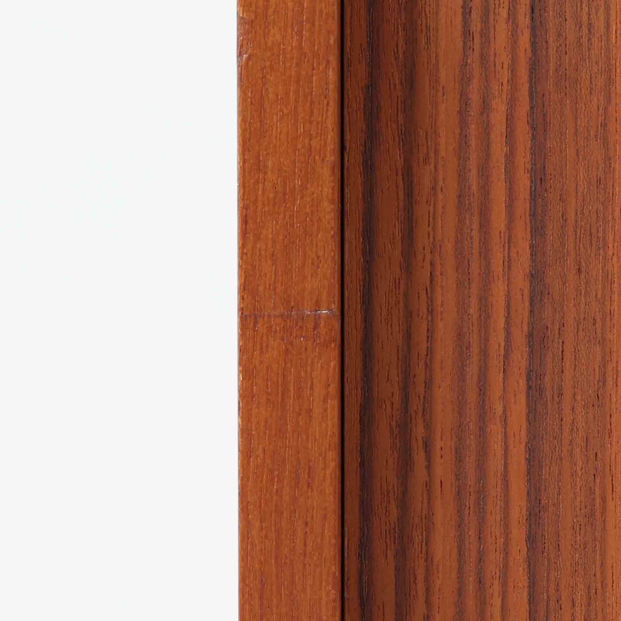 幅88cmとコンパクトなサイズ感が魅力のこちらのボードは、チーク材の温もりある質感と直線的なデザインが調和した北欧ビンテージ品です。前面にはスライド扉を備え、内部は左右に仕切られた収納スペースで、日用品の整理や見せたくない物の収納にも最適です。脚部にはテーパー加工が施され、軽やかな印象を与えつつ安定感も確保。省スペースに置けるため、玄関や寝室など限られた空間にもフィットし、日常に使いやすい一台です。