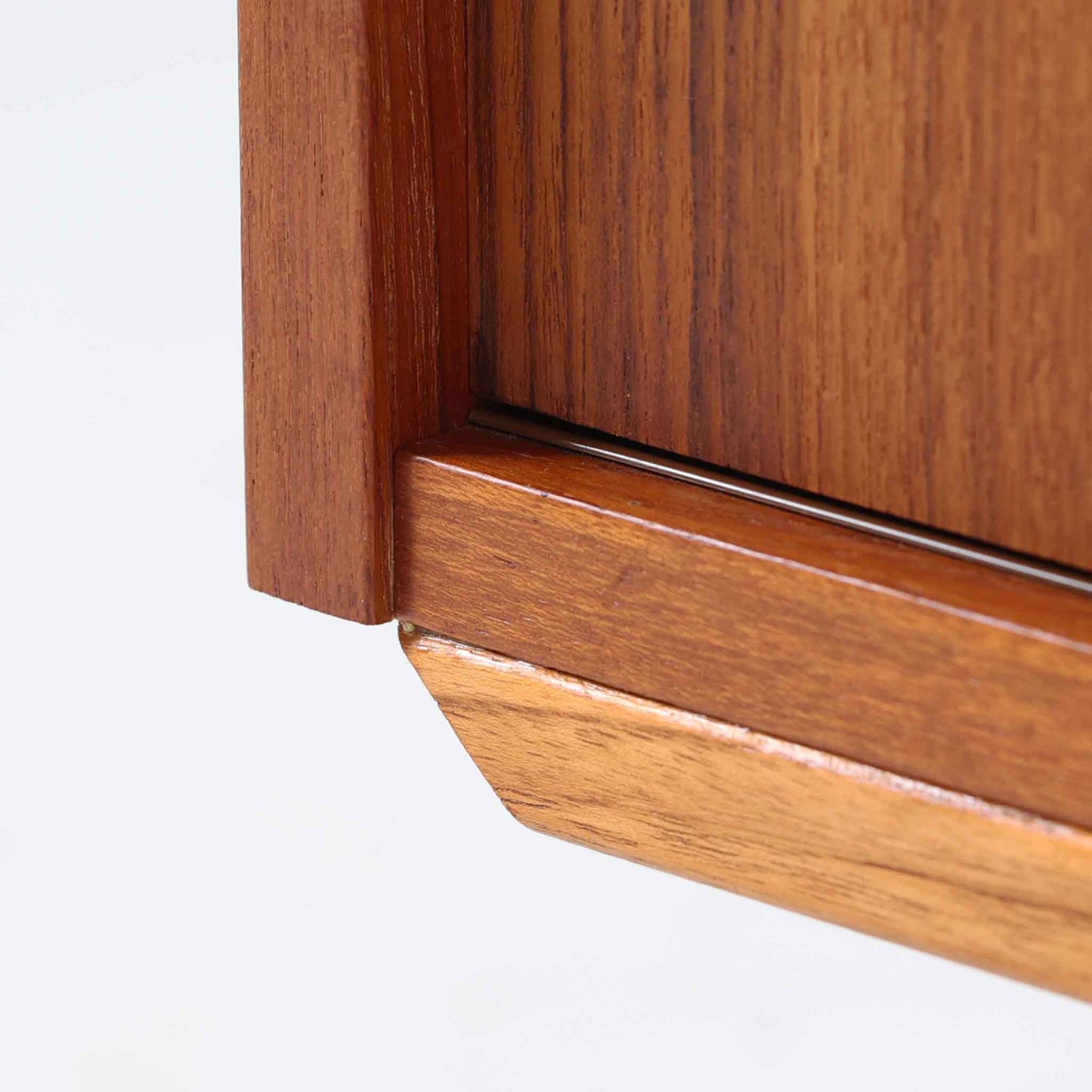 幅88cmとコンパクトなサイズ感が魅力のこちらのボードは、チーク材の温もりある質感と直線的なデザインが調和した北欧ビンテージ品です。前面にはスライド扉を備え、内部は左右に仕切られた収納スペースで、日用品の整理や見せたくない物の収納にも最適です。脚部にはテーパー加工が施され、軽やかな印象を与えつつ安定感も確保。省スペースに置けるため、玄関や寝室など限られた空間にもフィットし、日常に使いやすい一台です。