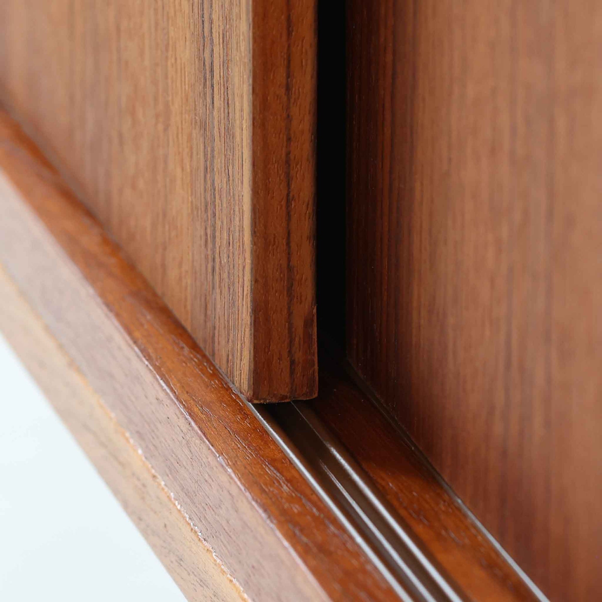 幅88cmとコンパクトなサイズ感が魅力のこちらのボードは、チーク材の温もりある質感と直線的なデザインが調和した北欧ビンテージ品です。前面にはスライド扉を備え、内部は左右に仕切られた収納スペースで、日用品の整理や見せたくない物の収納にも最適です。脚部にはテーパー加工が施され、軽やかな印象を与えつつ安定感も確保。省スペースに置けるため、玄関や寝室など限られた空間にもフィットし、日常に使いやすい一台です。