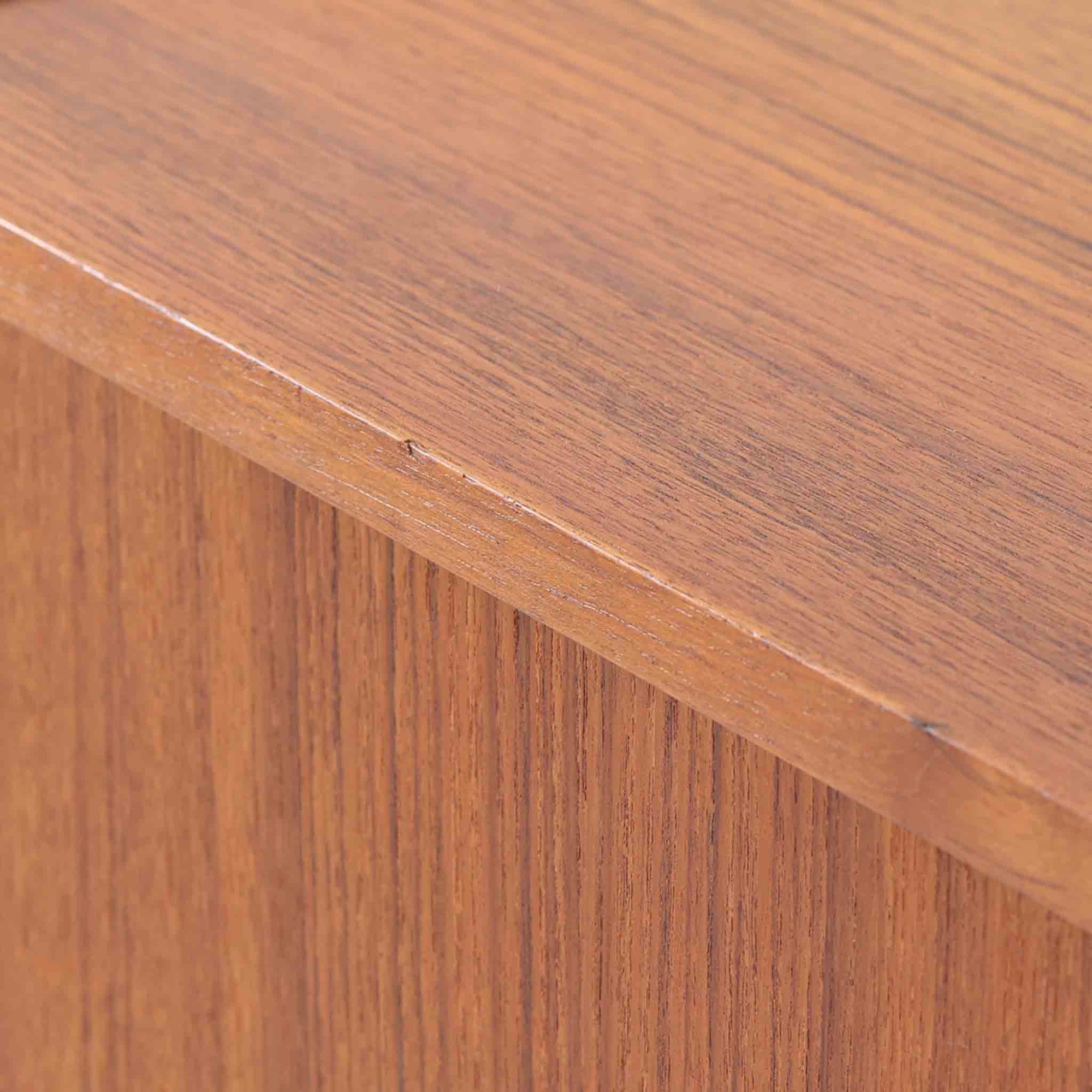 幅88cmとコンパクトなサイズ感が魅力のこちらのボードは、チーク材の温もりある質感と直線的なデザインが調和した北欧ビンテージ品です。前面にはスライド扉を備え、内部は左右に仕切られた収納スペースで、日用品の整理や見せたくない物の収納にも最適です。脚部にはテーパー加工が施され、軽やかな印象を与えつつ安定感も確保。省スペースに置けるため、玄関や寝室など限られた空間にもフィットし、日常に使いやすい一台です。