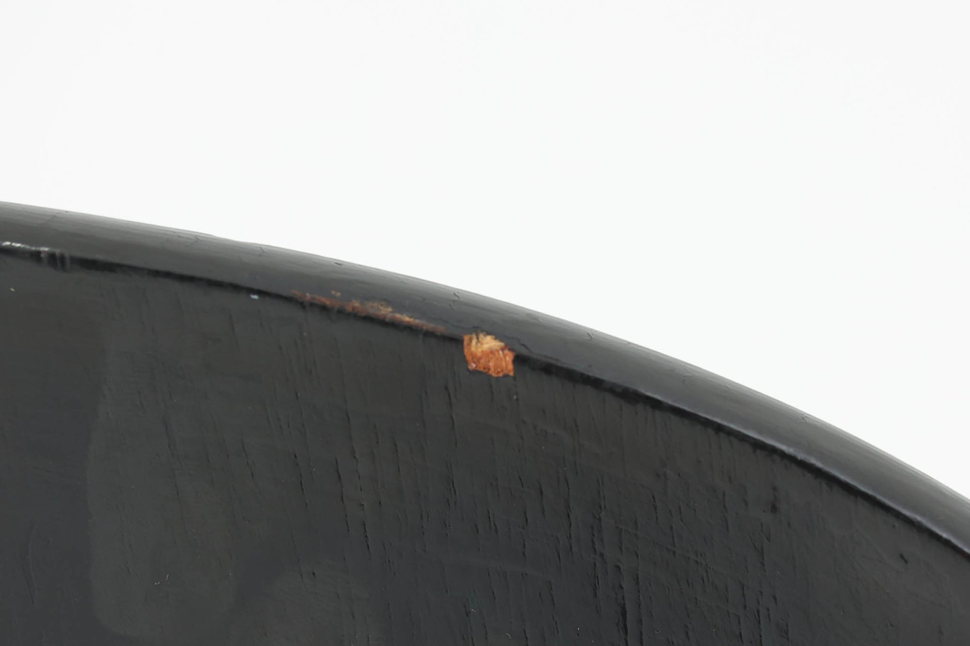 こちらは、デンマークの名門家具メーカーFritz Hansen（フリッツ・ハンセン）が生産した、デザイナーArne Jacobsen（アルネ・ヤコブセン）の作品「アントチェア」です。3本脚のデザインは、ヤコブセンの持つ独特のデザイン哲学を感じさせます。