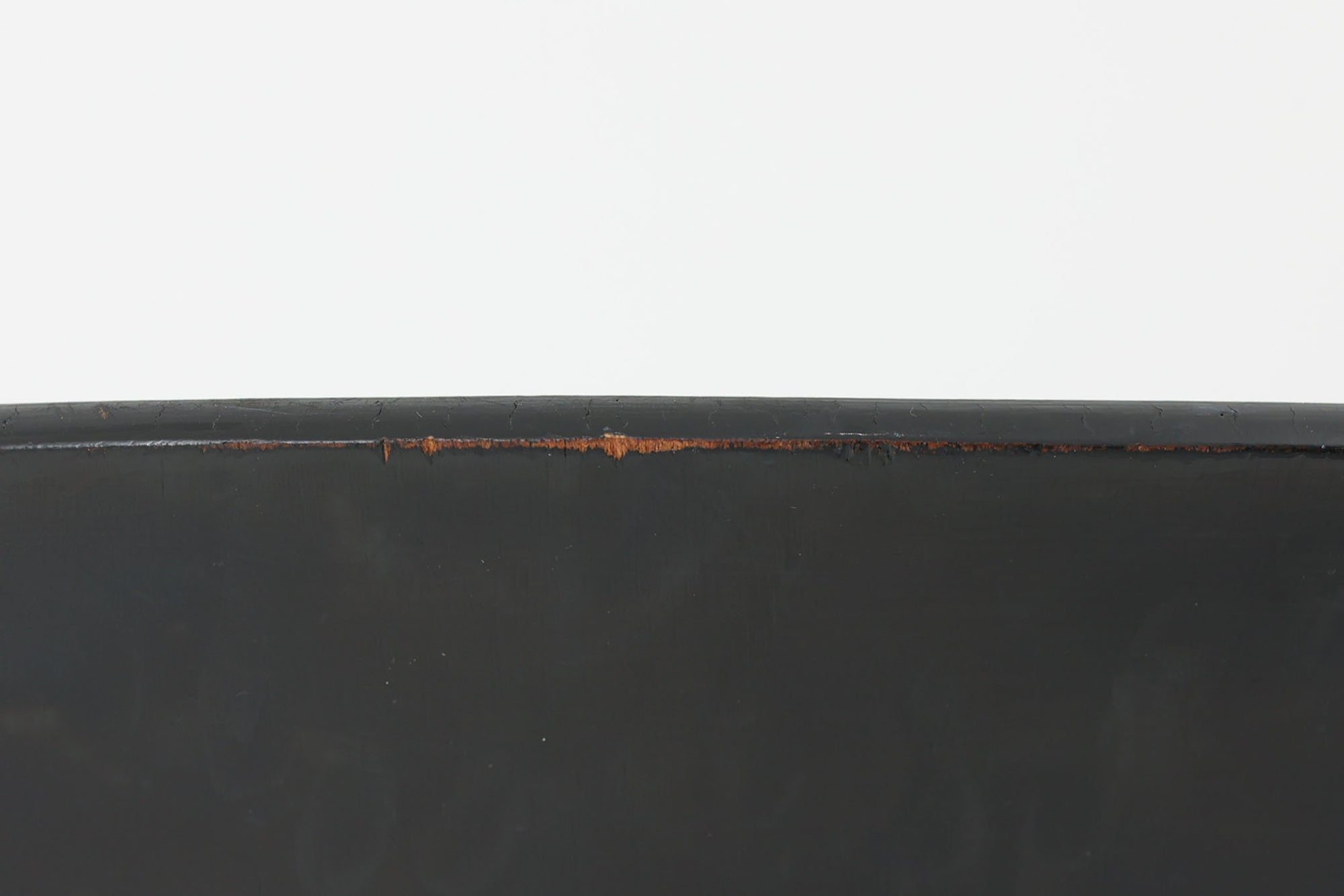 こちらは、デンマークの名門家具メーカーFritz Hansen（フリッツ・ハンセン）が生産した、デザイナーArne Jacobsen（アルネ・ヤコブセン）の作品「アントチェア」です。3本脚のデザインは、ヤコブセンの持つ独特のデザイン哲学を感じさせます。