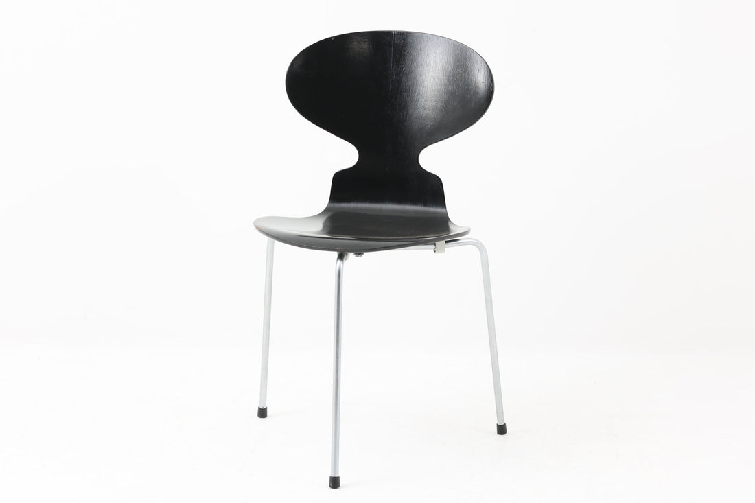 こちらは、デンマークの名門家具メーカーFritz Hansen（フリッツ・ハンセン）が生産した、デザイナーArne Jacobsen（アルネ・ヤコブセン）の作品「アントチェア」です。3本脚のデザインは、ヤコブセンの持つ独特のデザイン哲学を感じさせます。