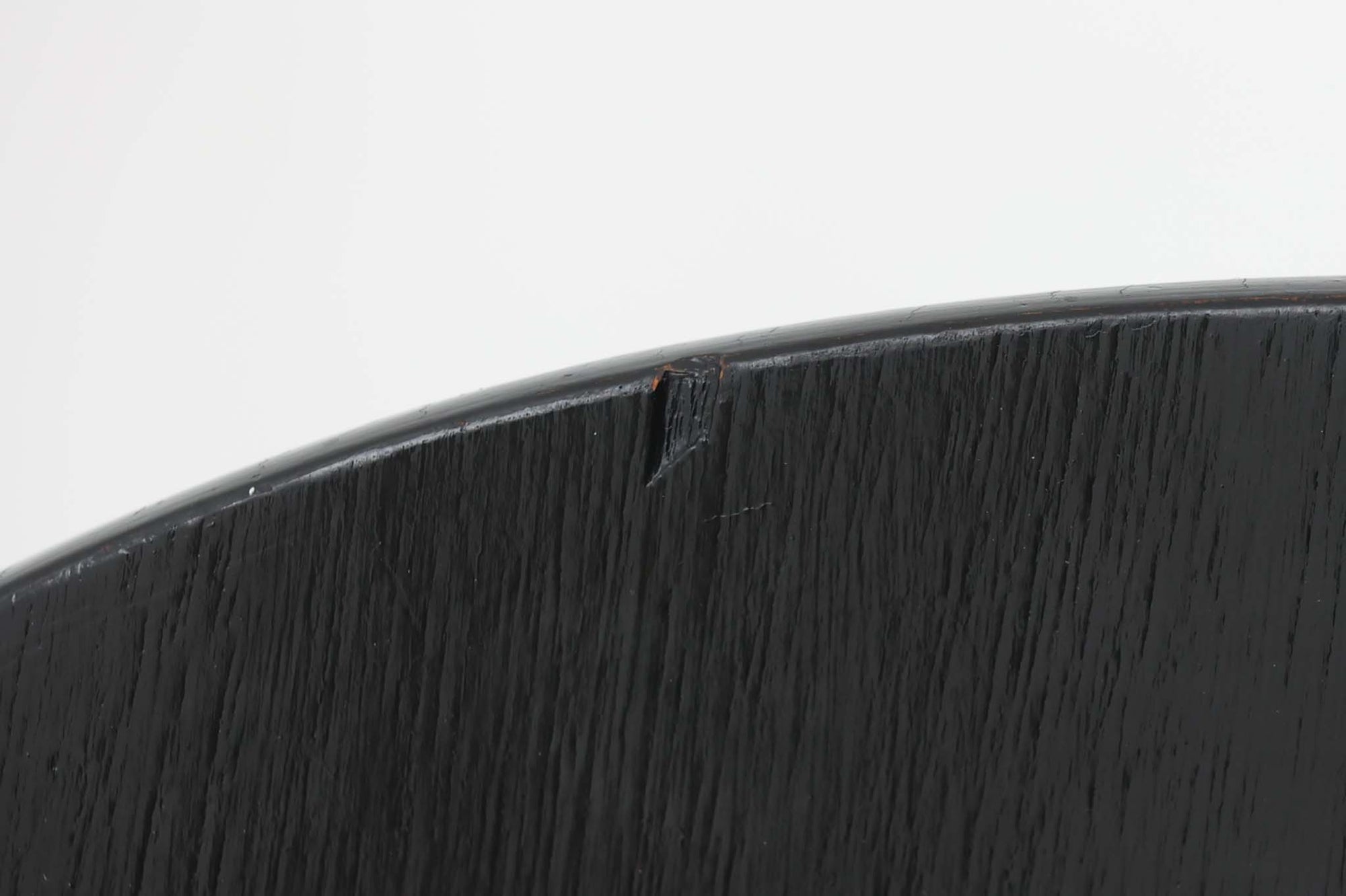 こちらは、デンマークの名門家具メーカーFritz Hansen（フリッツ・ハンセン）が生産した、デザイナーArne Jacobsen（アルネ・ヤコブセン）の作品「アントチェア」です。3本脚のデザインは、ヤコブセンの持つ独特のデザイン哲学を感じさせます。