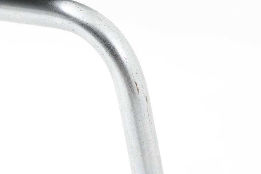 こちらは、デンマークの名門家具メーカーFritz Hansen（フリッツ・ハンセン）が生産した、デザイナーArne Jacobsen（アルネ・ヤコブセン）の作品「アントチェア」です。3本脚のデザインは、ヤコブセンの持つ独特のデザイン哲学を感じさせます。