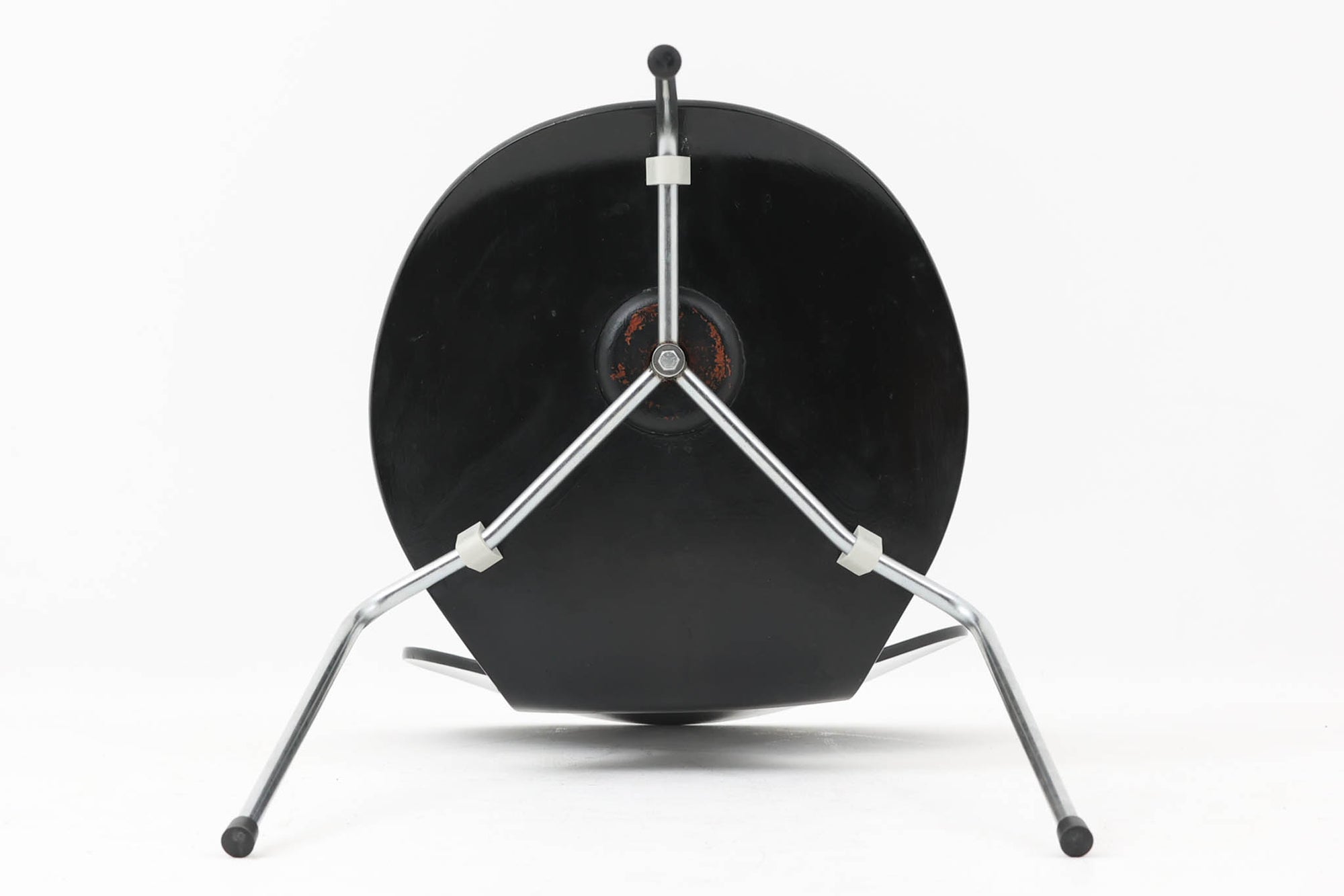 こちらは、デンマークの名門家具メーカーFritz Hansen（フリッツ・ハンセン）が生産した、デザイナーArne Jacobsen（アルネ・ヤコブセン）の作品「アントチェア」です。3本脚のデザインは、ヤコブセンの持つ独特のデザイン哲学を感じさせます。