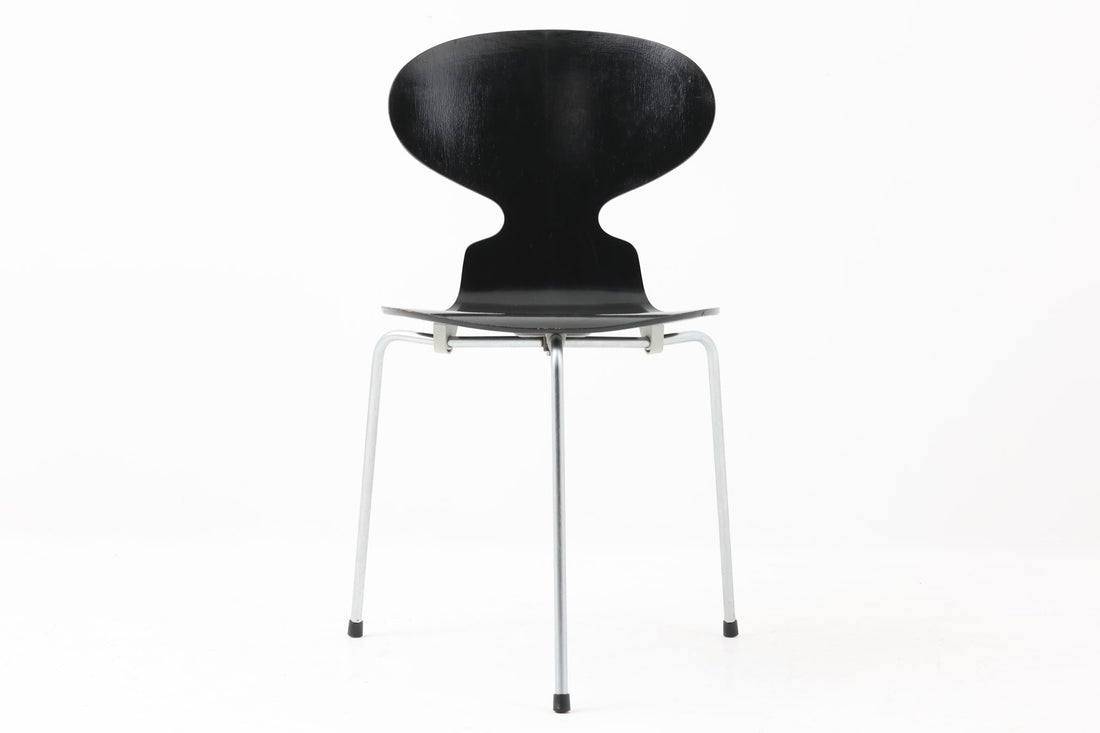 こちらは、デンマークの名門家具メーカーFritz Hansen（フリッツ・ハンセン）が生産した、デザイナーArne Jacobsen（アルネ・ヤコブセン）の作品「アントチェア」です。3本脚のデザインは、ヤコブセンの持つ独特のデザイン哲学を感じさせます。