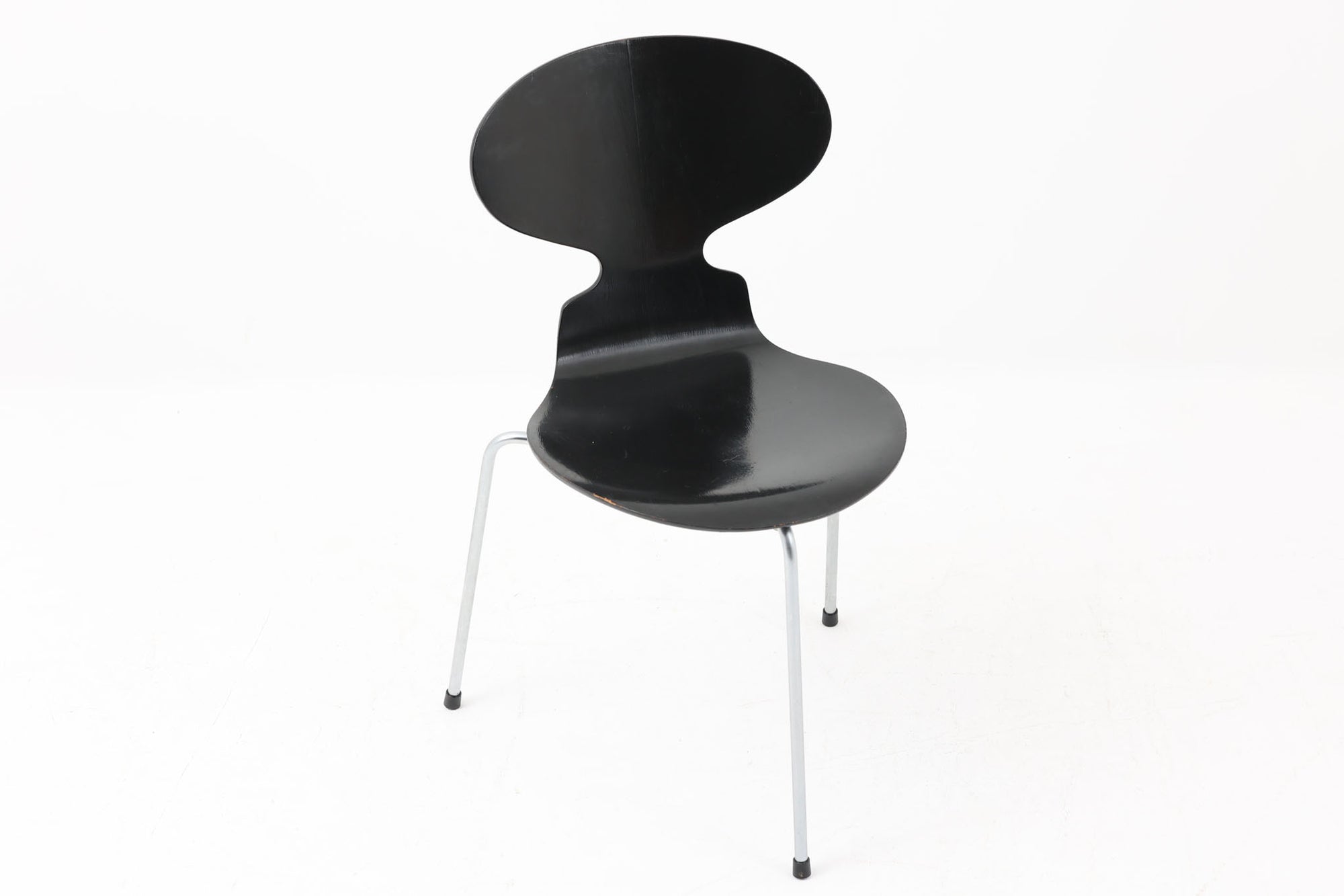 こちらは、デンマークの名門家具メーカーFritz Hansen（フリッツ・ハンセン）が生産した、デザイナーArne Jacobsen（アルネ・ヤコブセン）の作品「アントチェア」です。3本脚のデザインは、ヤコブセンの持つ独特のデザイン哲学を感じさせます。