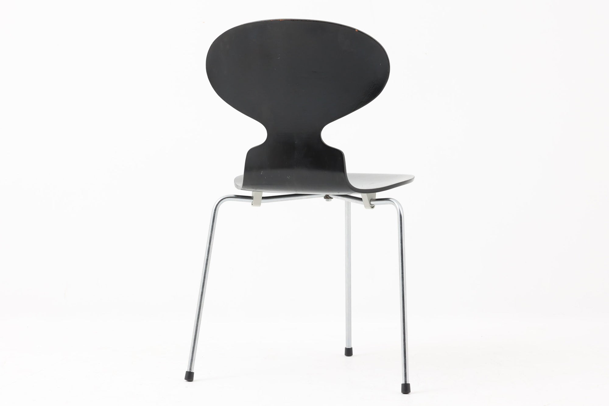 こちらは、デンマークの名門家具メーカーFritz Hansen（フリッツ・ハンセン）が生産した、デザイナーArne Jacobsen（アルネ・ヤコブセン）の作品「アントチェア」です。3本脚のデザインは、ヤコブセンの持つ独特のデザイン哲学を感じさせます。