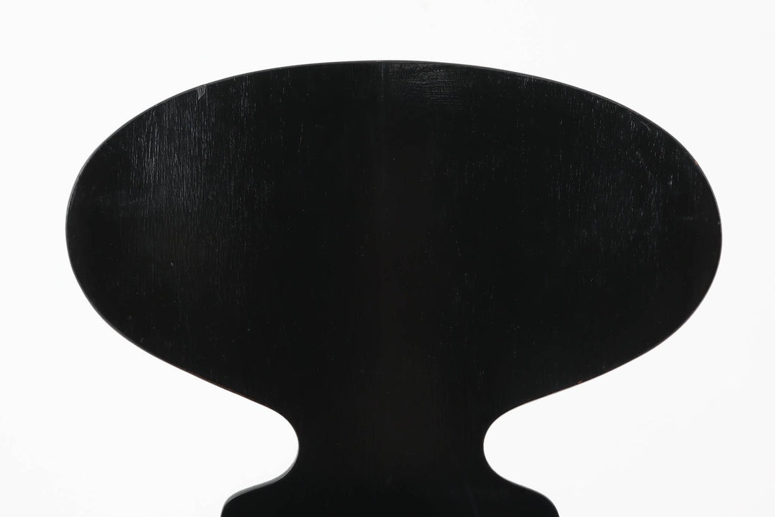 こちらは、デンマークの名門家具メーカーFritz Hansen（フリッツ・ハンセン）が生産した、デザイナーArne Jacobsen（アルネ・ヤコブセン）の作品「アントチェア」です。3本脚のデザインは、ヤコブセンの持つ独特のデザイン哲学を感じさせます。