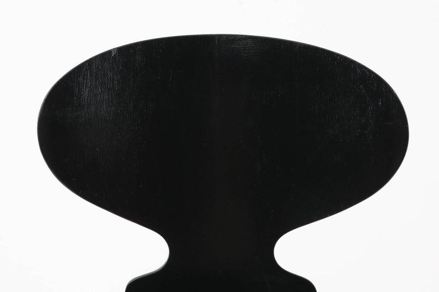 こちらは、デンマークの名門家具メーカーFritz Hansen（フリッツ・ハンセン）が生産した、デザイナーArne Jacobsen（アルネ・ヤコブセン）の作品「アントチェア」です。3本脚のデザインは、ヤコブセンの持つ独特のデザイン哲学を感じさせます。