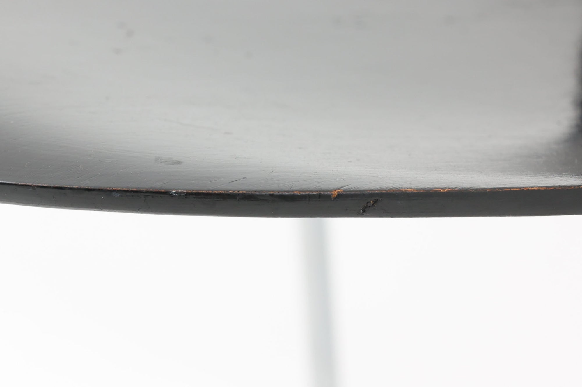 こちらは、デンマークの名門家具メーカーFritz Hansen（フリッツ・ハンセン）が生産した、デザイナーArne Jacobsen（アルネ・ヤコブセン）の作品「アントチェア」です。3本脚のデザインは、ヤコブセンの持つ独特のデザイン哲学を感じさせます。