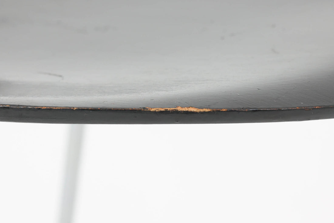 こちらは、デンマークの名門家具メーカーFritz Hansen（フリッツ・ハンセン）が生産した、デザイナーArne Jacobsen（アルネ・ヤコブセン）の作品「アントチェア」です。3本脚のデザインは、ヤコブセンの持つ独特のデザイン哲学を感じさせます。