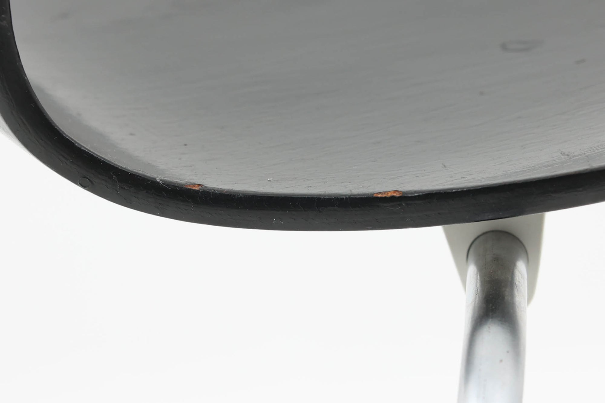 こちらは、デンマークの名門家具メーカーFritz Hansen（フリッツ・ハンセン）が生産した、デザイナーArne Jacobsen（アルネ・ヤコブセン）の作品「アントチェア」です。3本脚のデザインは、ヤコブセンの持つ独特のデザイン哲学を感じさせます。