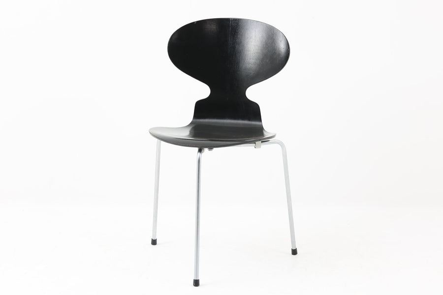 こちらは、デンマークの名門家具メーカーFritz Hansen（フリッツ・ハンセン）が生産した、デザイナーArne Jacobsen（アルネ・ヤコブセン）の作品「アントチェア」です。3本脚のデザインは、ヤコブセンの持つ独特のデザイン哲学を感じさせます。