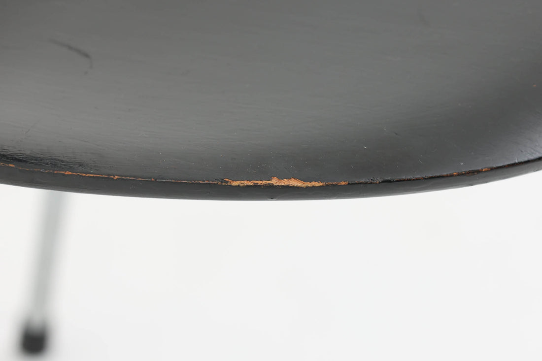 こちらは、デンマークの名門家具メーカーFritz Hansen（フリッツ・ハンセン）が生産した、デザイナーArne Jacobsen（アルネ・ヤコブセン）の作品「アントチェア」です。3本脚のデザインは、ヤコブセンの持つ独特のデザイン哲学を感じさせます。