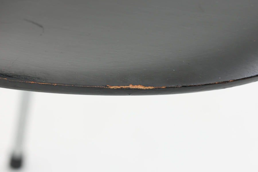 こちらは、デンマークの名門家具メーカーFritz Hansen（フリッツ・ハンセン）が生産した、デザイナーArne Jacobsen（アルネ・ヤコブセン）の作品「アントチェア」です。3本脚のデザインは、ヤコブセンの持つ独特のデザイン哲学を感じさせます。