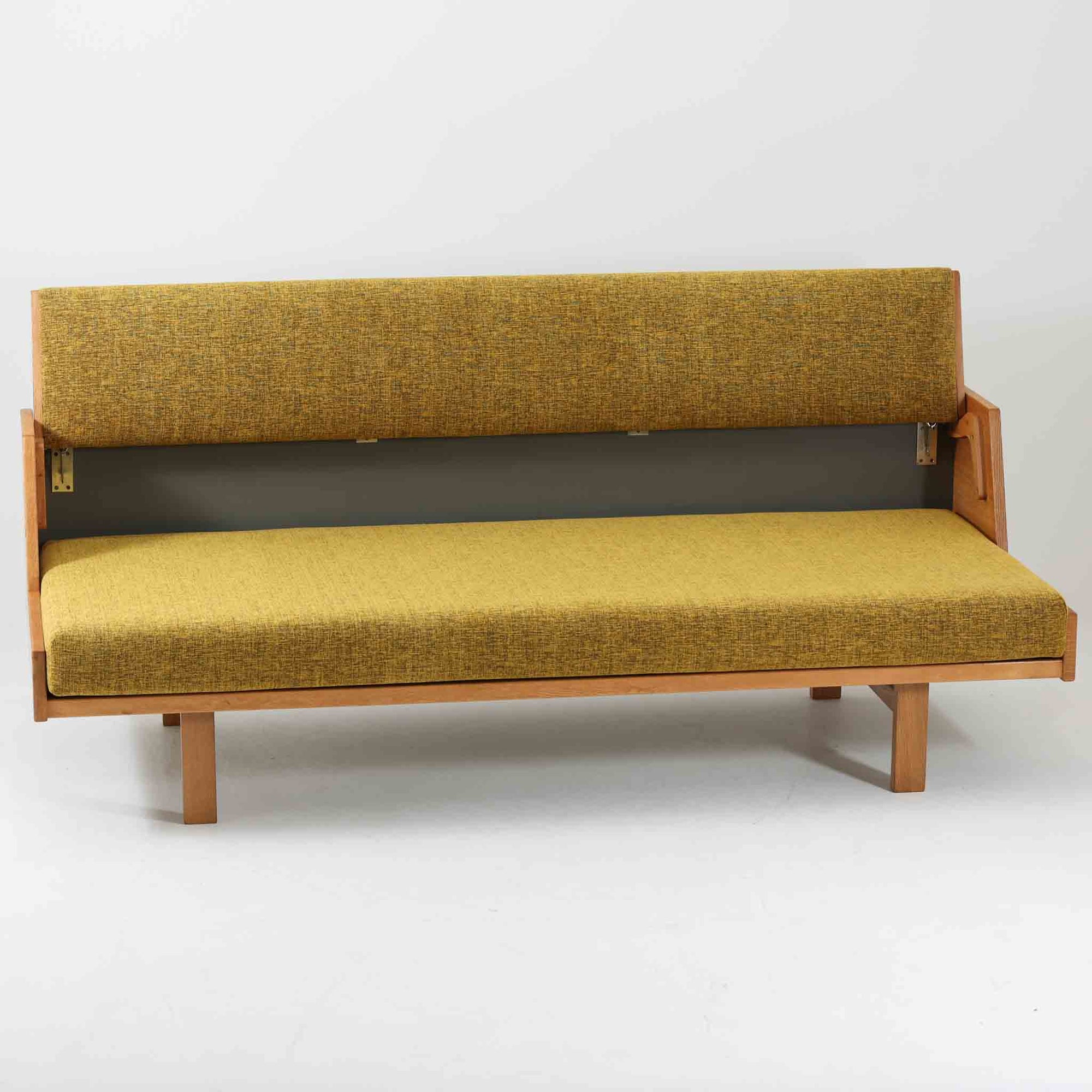 Hans J. WegnerがGetamaのために手掛けたGE258デイベッド。オーク材の端正な木肌と角脚による直線的で静かな佇まいが美しく、無駄を削ぎ落とした構造美にウェグナーらしい機能性が宿ります。背もたれを倒すことでベッドとしても使用できる実用的な設計で、ソファとしてリビングに置くのはもちろん、書斎やゲストルームでの簡易ベッドとしても活躍。経年により深まった木味とGetamaらしい堅牢なつくりが、北欧ビンテージならではの存在感と希少性を感じさせる一台です。