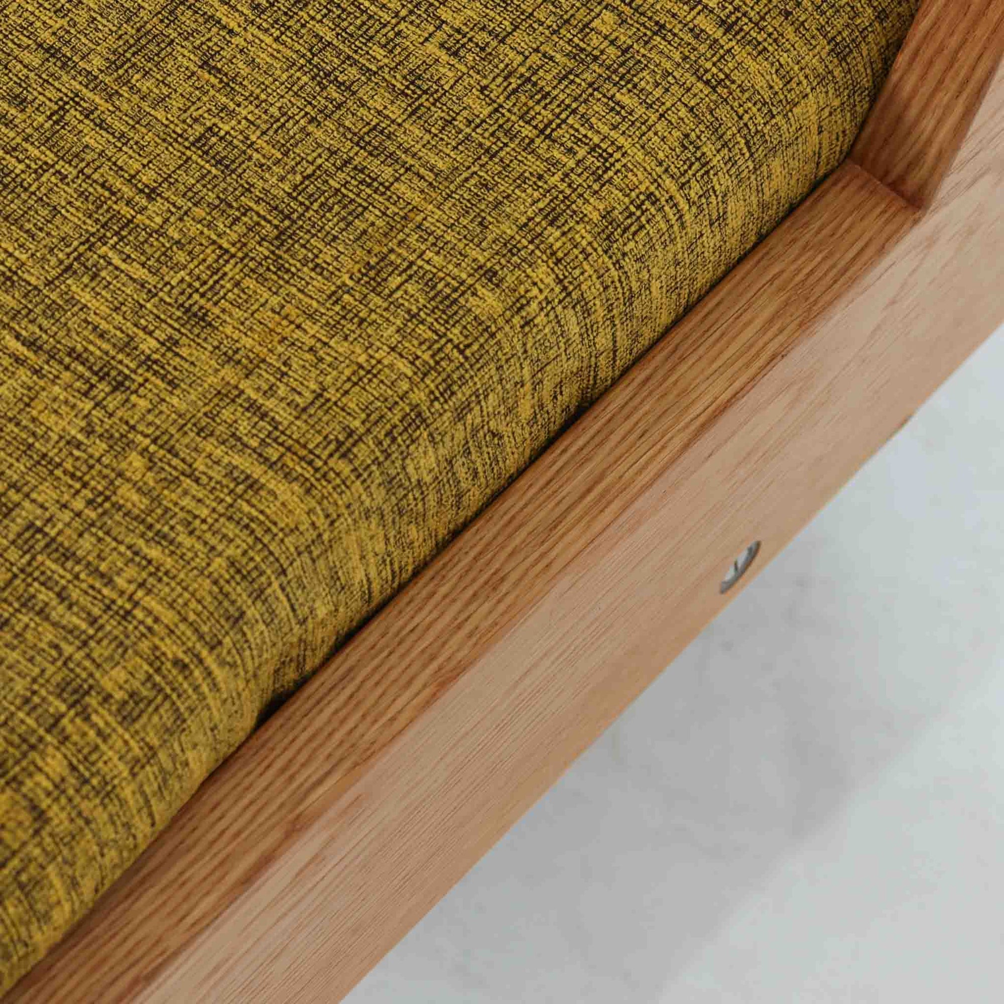 Hans J. WegnerがGetamaのために手掛けたGE258デイベッド。オーク材の端正な木肌と角脚による直線的で静かな佇まいが美しく、無駄を削ぎ落とした構造美にウェグナーらしい機能性が宿ります。背もたれを倒すことでベッドとしても使用できる実用的な設計で、ソファとしてリビングに置くのはもちろん、書斎やゲストルームでの簡易ベッドとしても活躍。経年により深まった木味とGetamaらしい堅牢なつくりが、北欧ビンテージならではの存在感と希少性を感じさせる一台です。