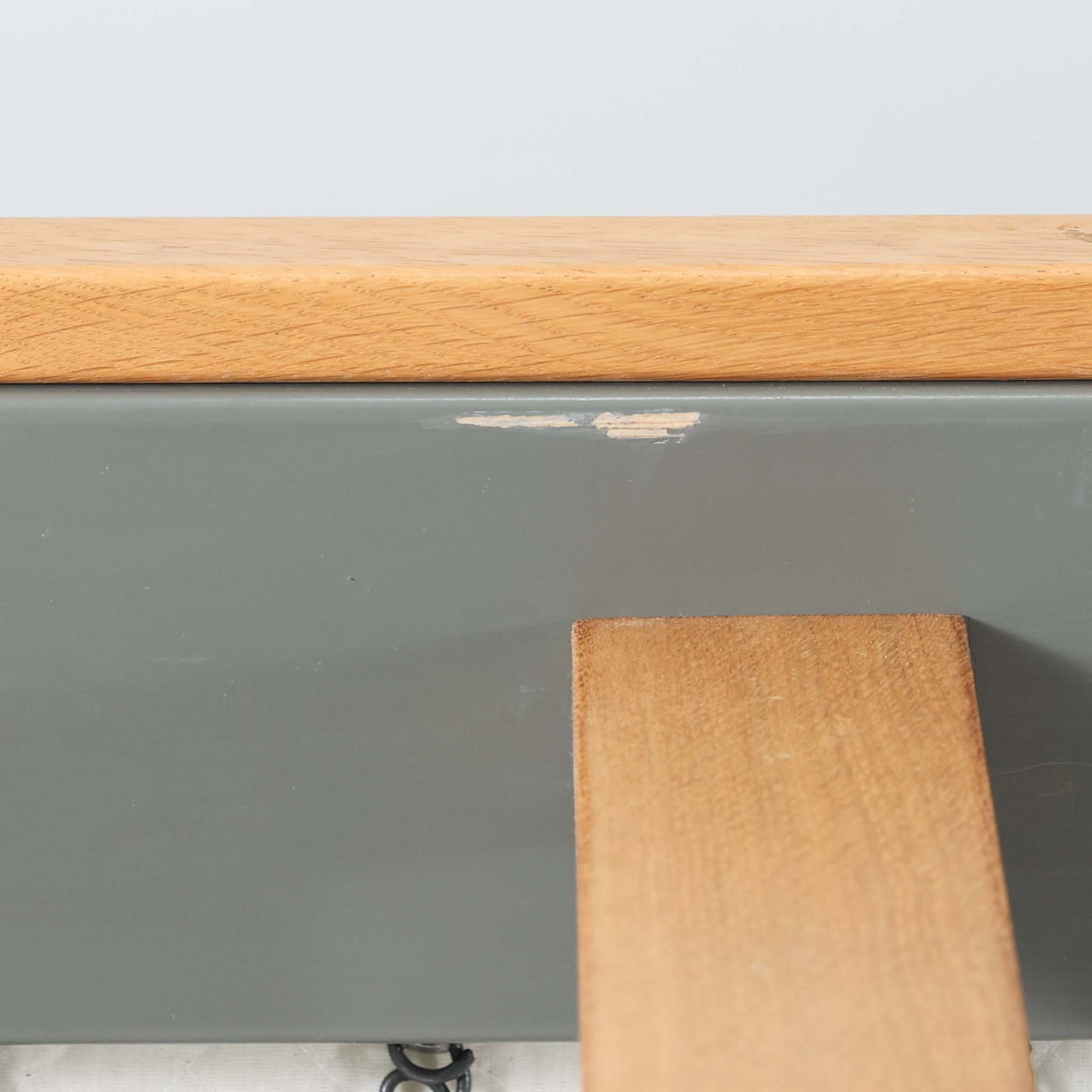Hans J. WegnerがGetamaのために手掛けたGE258デイベッド。オーク材の端正な木肌と角脚による直線的で静かな佇まいが美しく、無駄を削ぎ落とした構造美にウェグナーらしい機能性が宿ります。背もたれを倒すことでベッドとしても使用できる実用的な設計で、ソファとしてリビングに置くのはもちろん、書斎やゲストルームでの簡易ベッドとしても活躍。経年により深まった木味とGetamaらしい堅牢なつくりが、北欧ビンテージならではの存在感と希少性を感じさせる一台です。