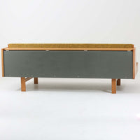Hans J. WegnerがGetamaのために手掛けたGE258デイベッド。オーク材の端正な木肌と角脚による直線的で静かな佇まいが美しく、無駄を削ぎ落とした構造美にウェグナーらしい機能性が宿ります。背もたれを倒すことでベッドとしても使用できる実用的な設計で、ソファとしてリビングに置くのはもちろん、書斎やゲストルームでの簡易ベッドとしても活躍。経年により深まった木味とGetamaらしい堅牢なつくりが、北欧ビンテージならではの存在感と希少性を感じさせる一台です。