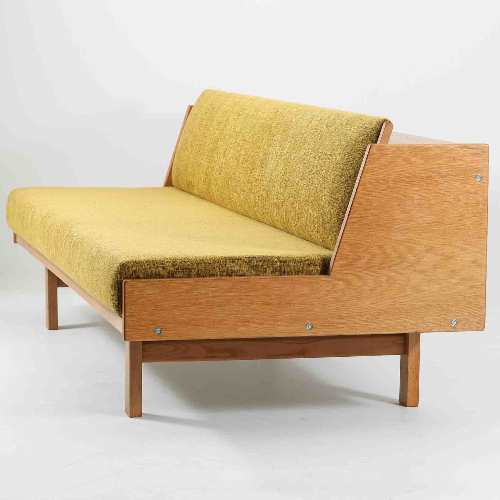 Hans J. WegnerがGetamaのために手掛けたGE258デイベッド。オーク材の端正な木肌と角脚による直線的で静かな佇まいが美しく、無駄を削ぎ落とした構造美にウェグナーらしい機能性が宿ります。背もたれを倒すことでベッドとしても使用できる実用的な設計で、ソファとしてリビングに置くのはもちろん、書斎やゲストルームでの簡易ベッドとしても活躍。経年により深まった木味とGetamaらしい堅牢なつくりが、北欧ビンテージならではの存在感と希少性を感じさせる一台です。