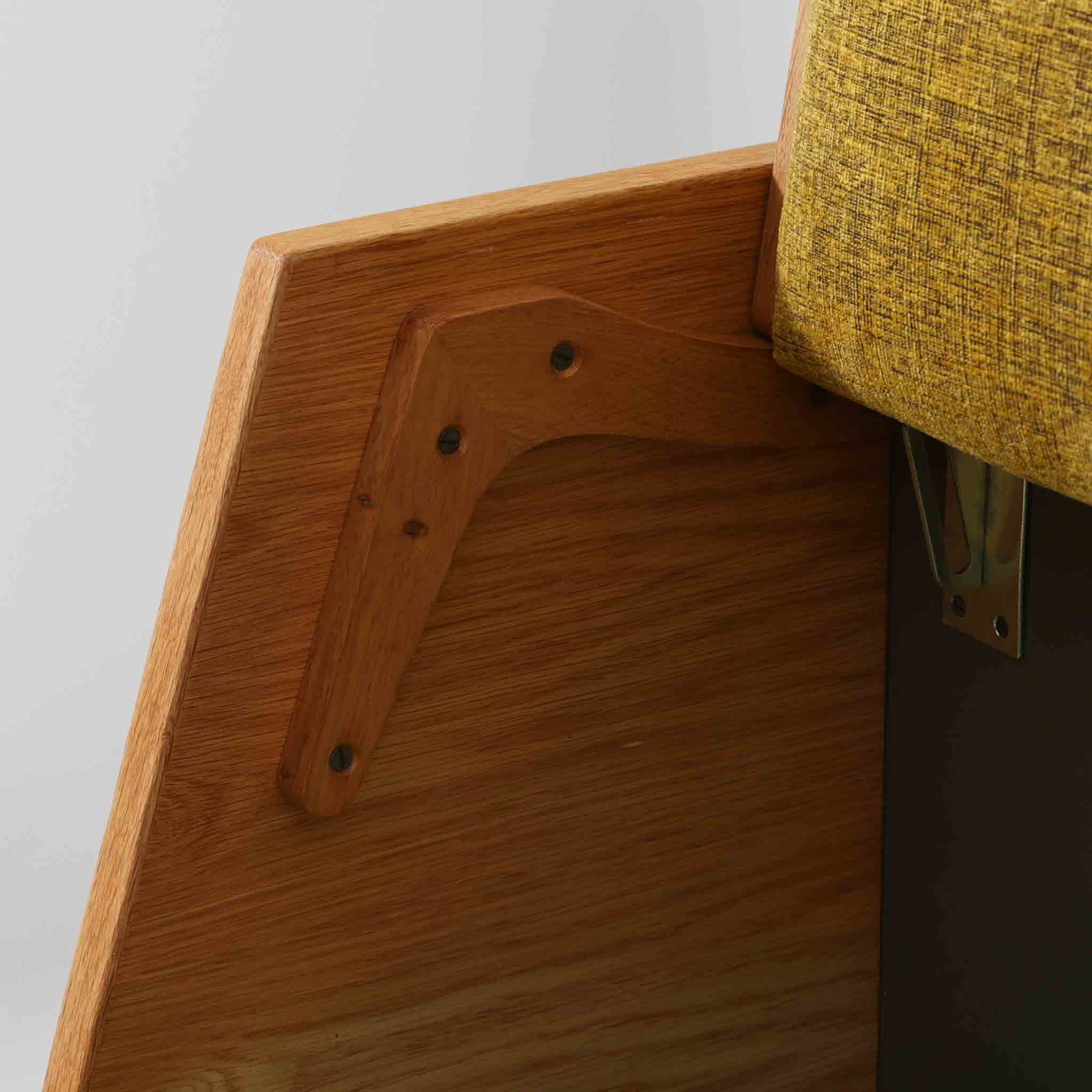 Hans J. WegnerがGetamaのために手掛けたGE258デイベッド。オーク材の端正な木肌と角脚による直線的で静かな佇まいが美しく、無駄を削ぎ落とした構造美にウェグナーらしい機能性が宿ります。背もたれを倒すことでベッドとしても使用できる実用的な設計で、ソファとしてリビングに置くのはもちろん、書斎やゲストルームでの簡易ベッドとしても活躍。経年により深まった木味とGetamaらしい堅牢なつくりが、北欧ビンテージならではの存在感と希少性を感じさせる一台です。