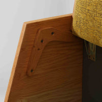 Hans J. WegnerがGetamaのために手掛けたGE258デイベッド。オーク材の端正な木肌と角脚による直線的で静かな佇まいが美しく、無駄を削ぎ落とした構造美にウェグナーらしい機能性が宿ります。背もたれを倒すことでベッドとしても使用できる実用的な設計で、ソファとしてリビングに置くのはもちろん、書斎やゲストルームでの簡易ベッドとしても活躍。経年により深まった木味とGetamaらしい堅牢なつくりが、北欧ビンテージならではの存在感と希少性を感じさせる一台です。