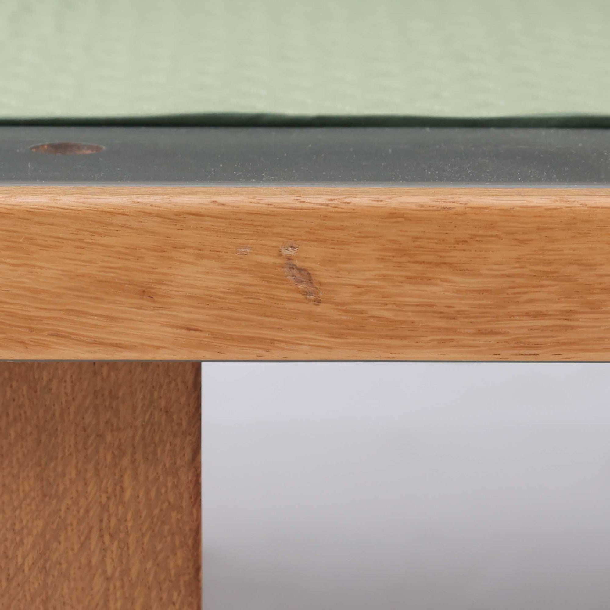 Hans J. WegnerがGetamaのために手掛けたGE258デイベッド。オーク材の端正な木肌と角脚による直線的で静かな佇まいが美しく、無駄を削ぎ落とした構造美にウェグナーらしい機能性が宿ります。背もたれを倒すことでベッドとしても使用できる実用的な設計で、ソファとしてリビングに置くのはもちろん、書斎やゲストルームでの簡易ベッドとしても活躍。経年により深まった木味とGetamaらしい堅牢なつくりが、北欧ビンテージならではの存在感と希少性を感じさせる一台です。