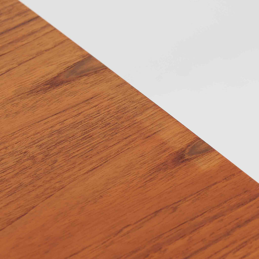 Hans J. Wegner（ハンス・J・ウェグナー）によってデザインされ、RY Mobler社により製造されたこちらのキャビネットは、美しいチーク材と実用的な構造が融合した北欧ビンテージ家具の名作です。扉にはチーク材特有の深い木目が活かされ、中央の控えめな金属製ハンドルがアクセントとなっています。内部は可動棚付きの2室構成で、食器類や書類、小物の整理にも適した収納力を備えています。注目すべきは、足摺にあたる下部のパーツにオーク材が使用されている点で、異なる木材の組み合わせが上質なコントラストを生み出しています。背面には「RY」ロゴと「27 APR 1959」のスタンプが残っており、当時のオリジナルであることが確認できます。リビングやダイニング、書斎などさまざまな空間で、温もりと凛とした佇まいを演出してくれる北欧ビンテージ家具らしい一台です。