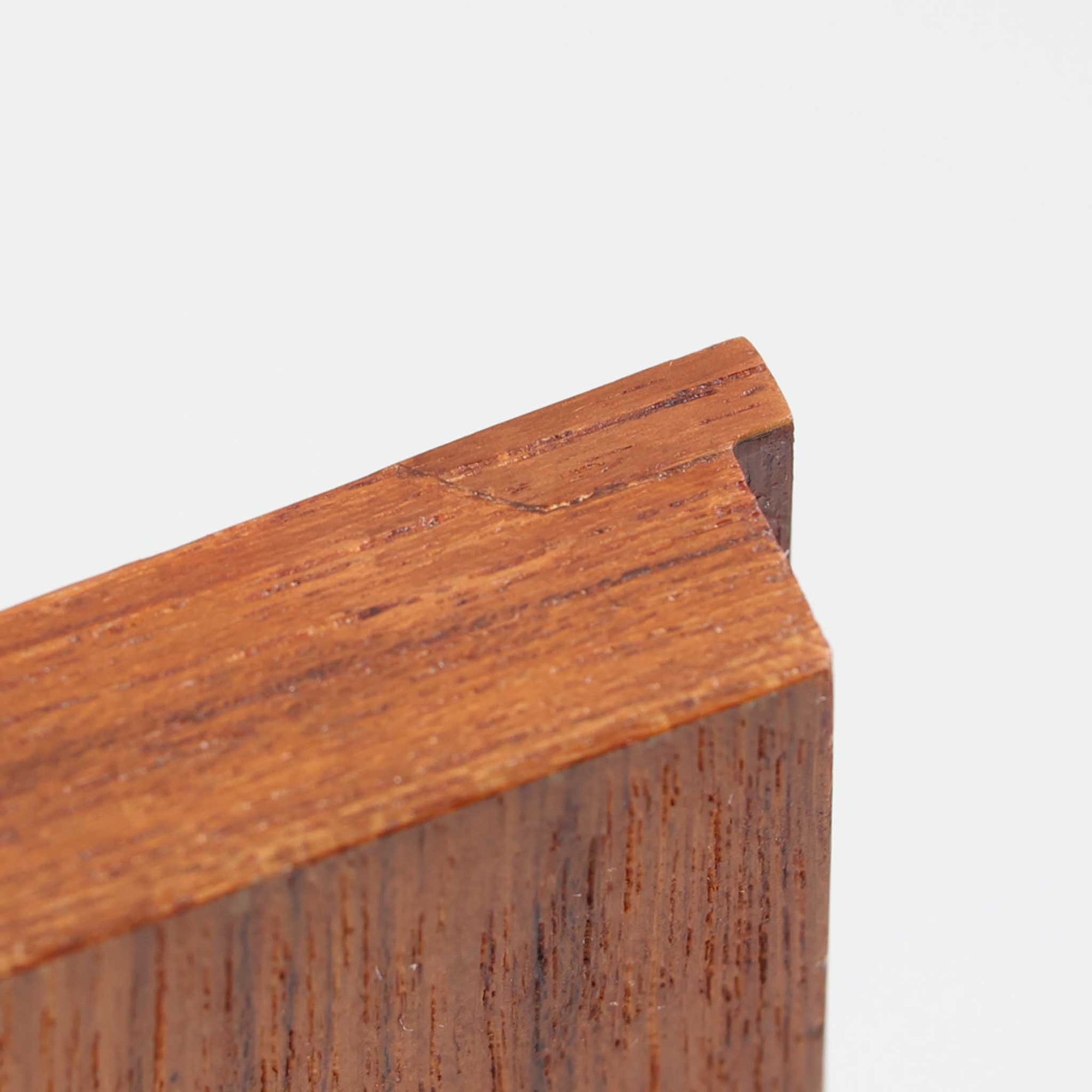 Hans J. Wegner（ハンス・J・ウェグナー）によってデザインされ、RY Mobler社により製造されたこちらのキャビネットは、美しいチーク材と実用的な構造が融合した北欧ビンテージ家具の名作です。扉にはチーク材特有の深い木目が活かされ、中央の控えめな金属製ハンドルがアクセントとなっています。内部は可動棚付きの2室構成で、食器類や書類、小物の整理にも適した収納力を備えています。注目すべきは、足摺にあたる下部のパーツにオーク材が使用されている点で、異なる木材の組み合わせが上質なコントラストを生み出しています。背面には「RY」ロゴと「27 APR 1959」のスタンプが残っており、当時のオリジナルであることが確認できます。リビングやダイニング、書斎などさまざまな空間で、温もりと凛とした佇まいを演出してくれる北欧ビンテージ家具らしい一台です。