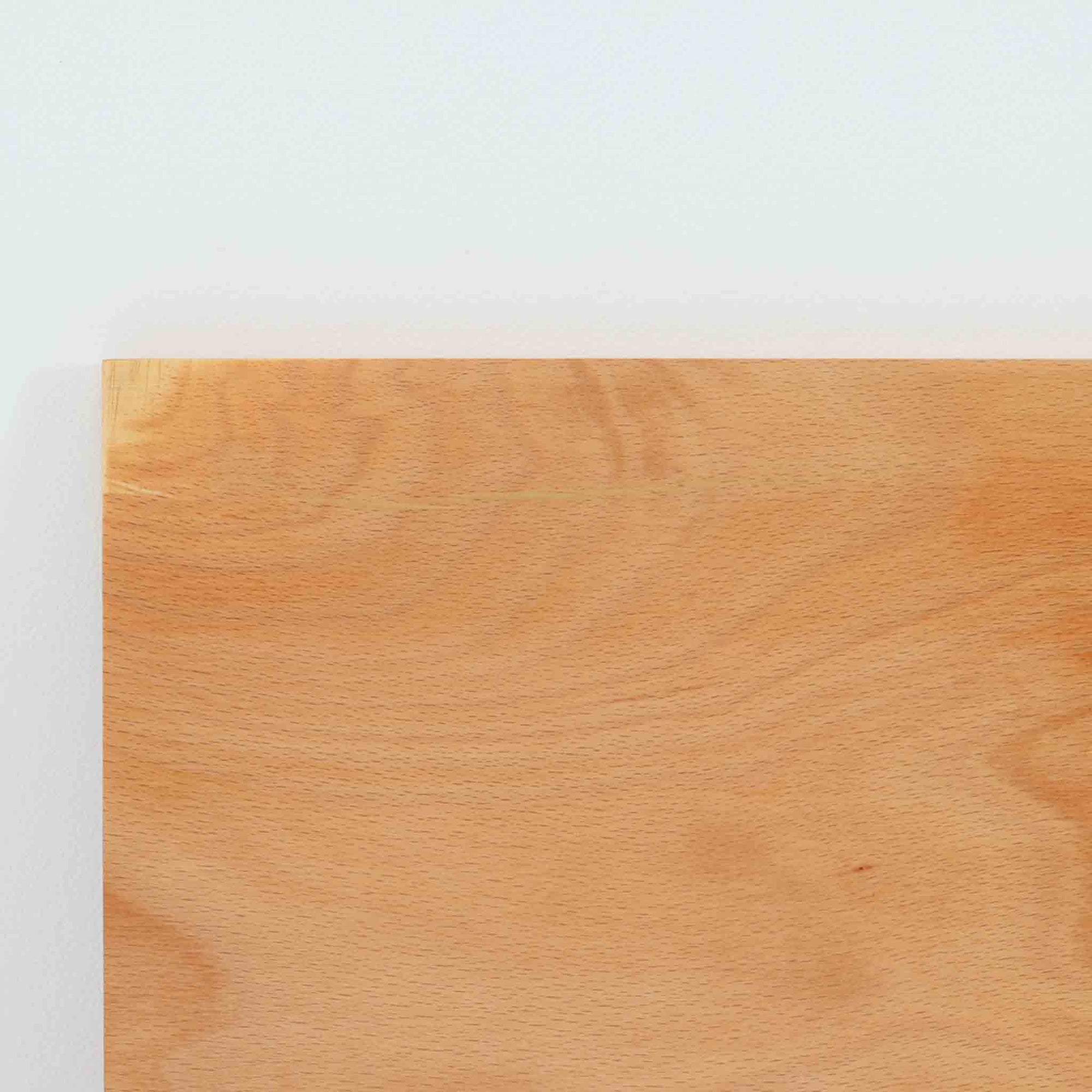 Hans J. Wegner（ハンス・J・ウェグナー）によってデザインされ、RY Mobler社により製造されたこちらのキャビネットは、美しいチーク材と実用的な構造が融合した北欧ビンテージ家具の名作です。扉にはチーク材特有の深い木目が活かされ、中央の控えめな金属製ハンドルがアクセントとなっています。内部は可動棚付きの2室構成で、食器類や書類、小物の整理にも適した収納力を備えています。注目すべきは、足摺にあたる下部のパーツにオーク材が使用されている点で、異なる木材の組み合わせが上質なコントラストを生み出しています。背面には「RY」ロゴと「27 APR 1959」のスタンプが残っており、当時のオリジナルであることが確認できます。リビングやダイニング、書斎などさまざまな空間で、温もりと凛とした佇まいを演出してくれる北欧ビンテージ家具らしい一台です。