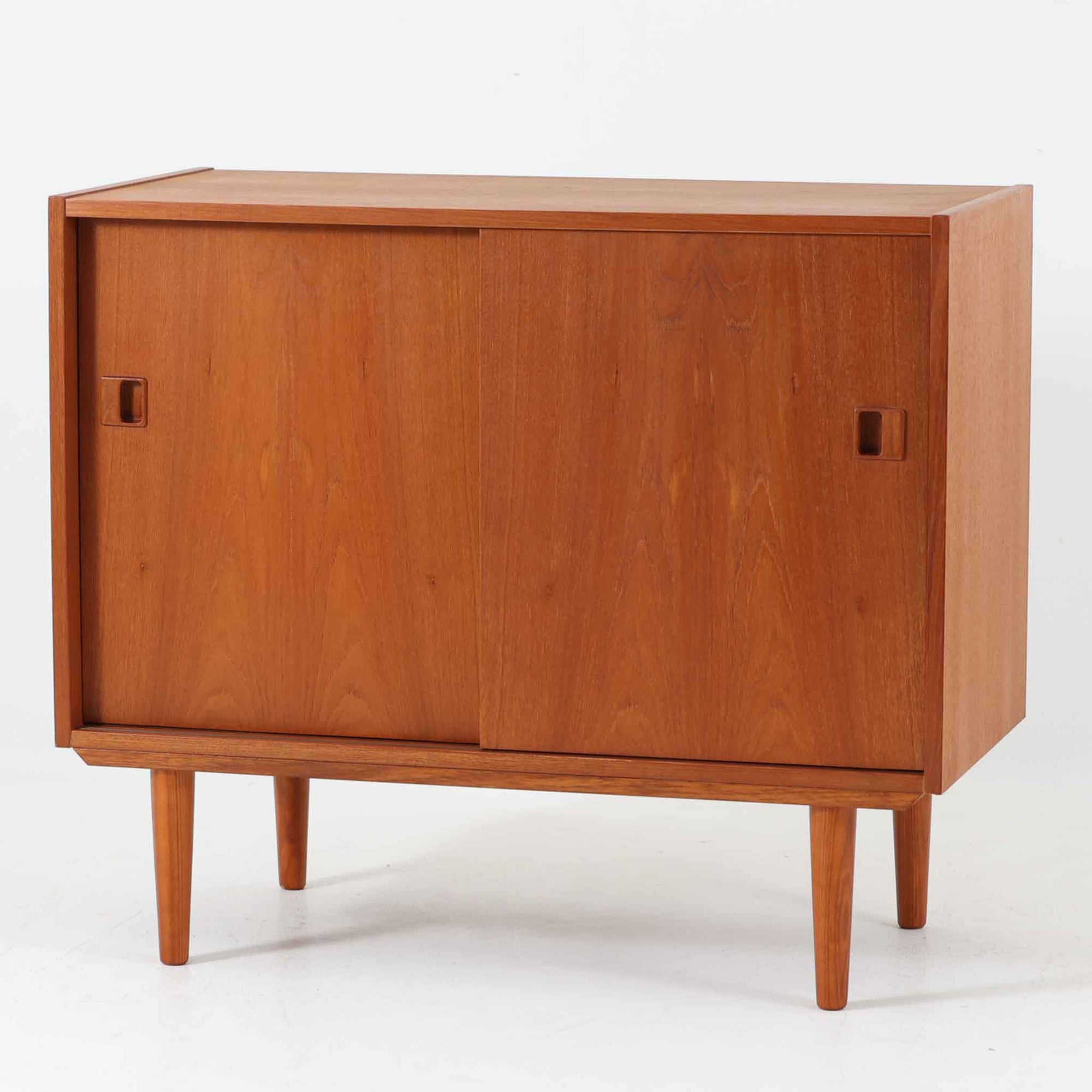 幅88cmとコンパクトなサイズ感が魅力のローボードは、温かみのあるチーク材を用いた北欧ビンテージ品で、丸みを帯びた脚部やシンプルなスライド扉が全体の柔らかな印象を引き立てています。リビングや寝室の収納、テレビボードとしても使いやすく、北欧らしい上品で控えめな佇まいが空間に自然に溶け込みます。