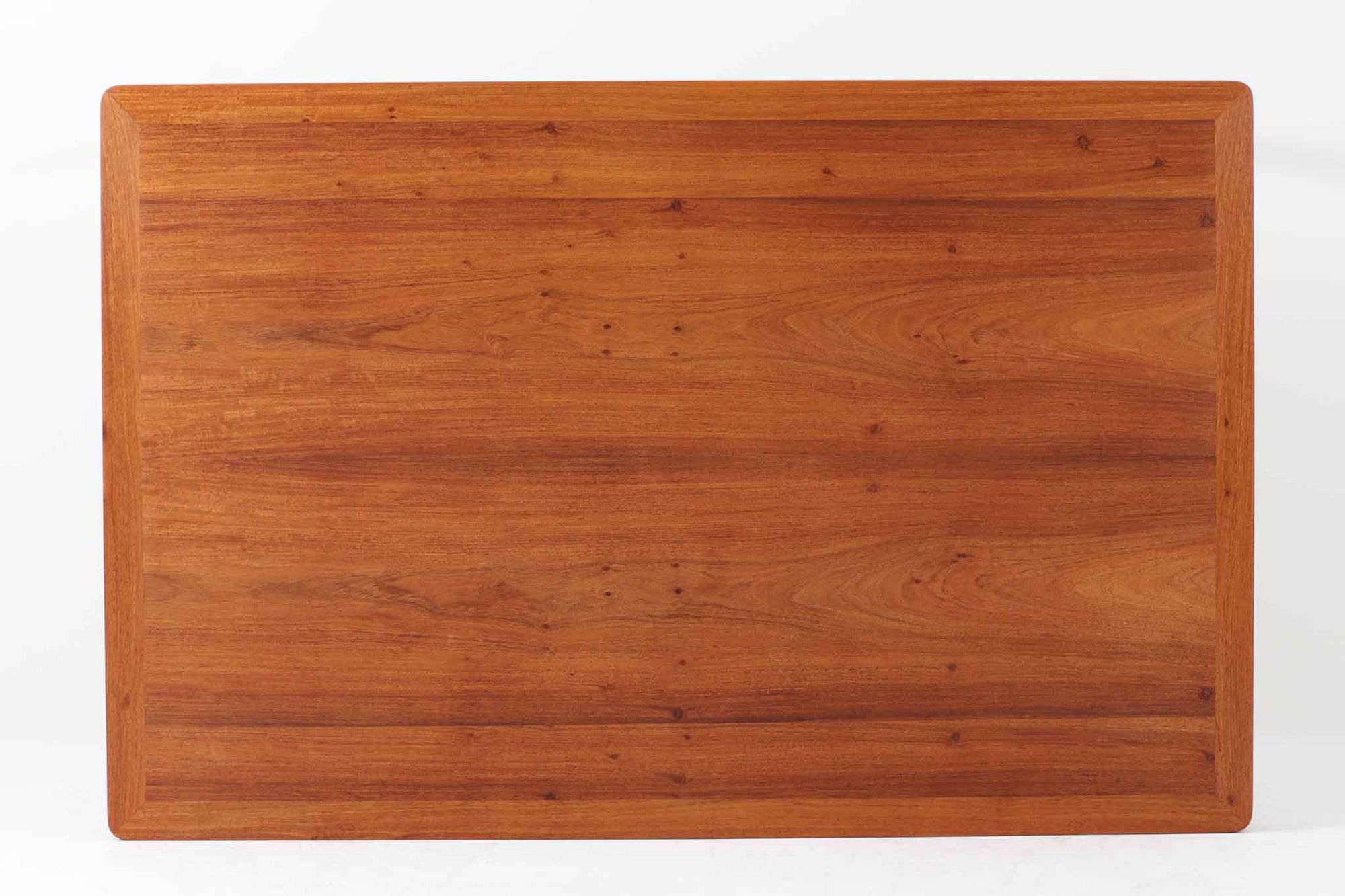 デンマーク製のダイニングテーブル。脚が固定された珍しいデザインで、上質なチーク材を贅沢に使用し、温かみのある色合いと美しい木目が特徴です。シンプルで洗練された細身の脚部は、接合部が特に美しく、北欧家具職人の高い技術が感じられます。装飾を排したミニマルなデザインながら、適度な厚みの天板が重厚感と軽やかさを兼ね備えています。4～6人用のサイズで、ダイニングテーブルとしてはもちろん、書斎デスクやワークテーブルとしても幅広く活用できる、汎用性の高い一品です。