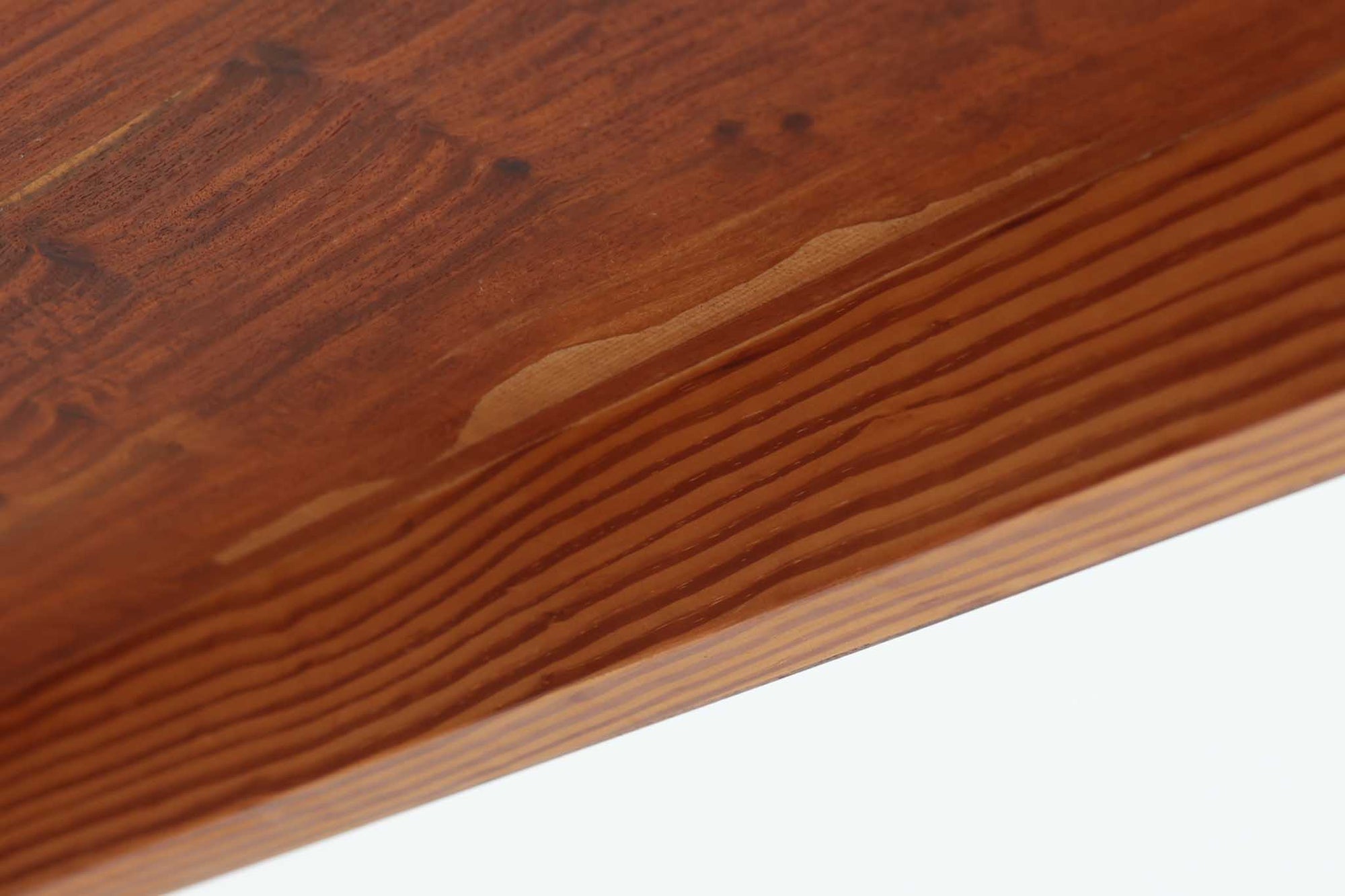 デンマーク製のダイニングテーブル。脚が固定された珍しいデザインで、上質なチーク材を贅沢に使用し、温かみのある色合いと美しい木目が特徴です。シンプルで洗練された細身の脚部は、接合部が特に美しく、北欧家具職人の高い技術が感じられます。装飾を排したミニマルなデザインながら、適度な厚みの天板が重厚感と軽やかさを兼ね備えています。4～6人用のサイズで、ダイニングテーブルとしてはもちろん、書斎デスクやワークテーブルとしても幅広く活用できる、汎用性の高い一品です。