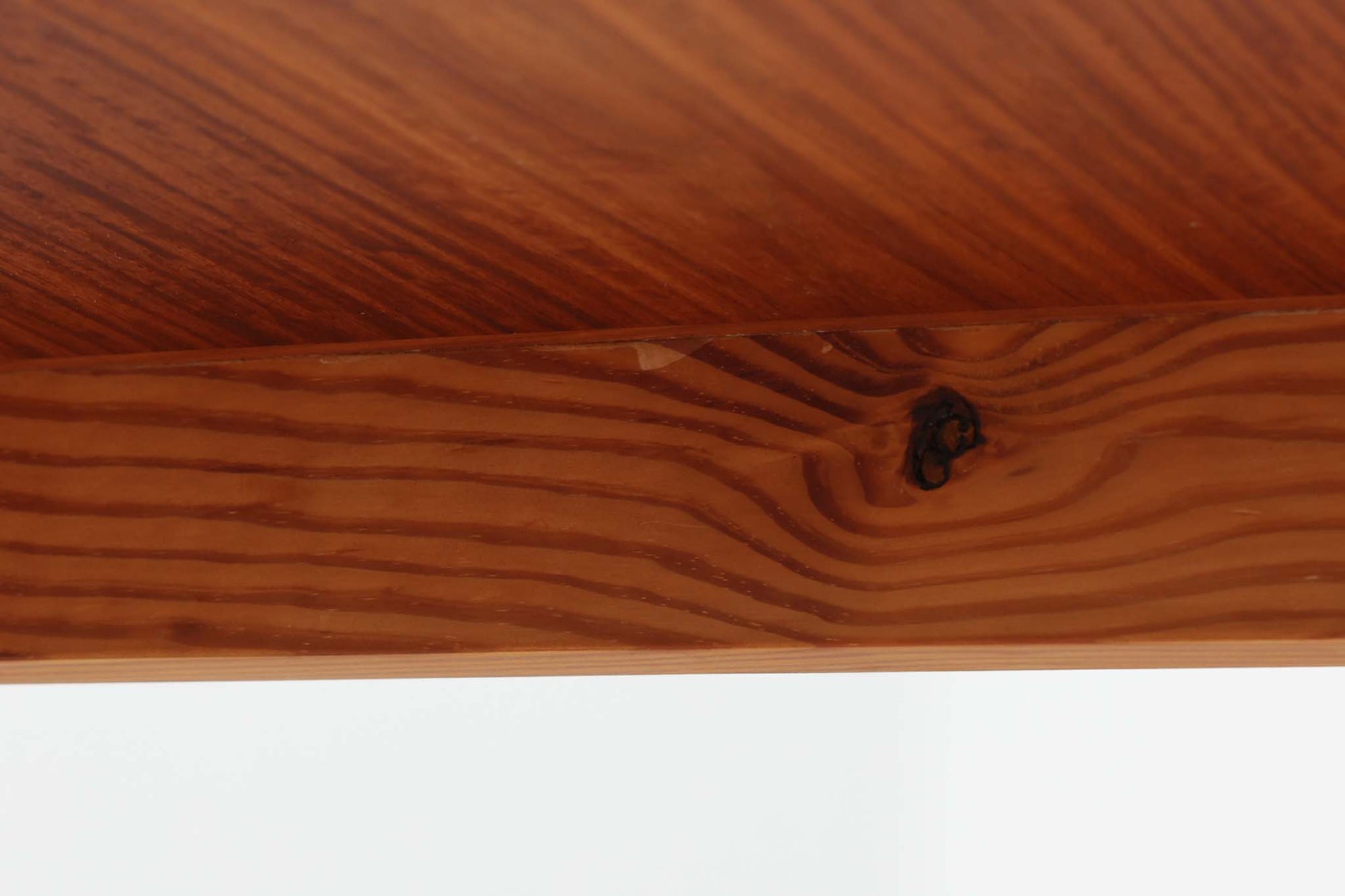 デンマーク製のダイニングテーブル。脚が固定された珍しいデザインで、上質なチーク材を贅沢に使用し、温かみのある色合いと美しい木目が特徴です。シンプルで洗練された細身の脚部は、接合部が特に美しく、北欧家具職人の高い技術が感じられます。装飾を排したミニマルなデザインながら、適度な厚みの天板が重厚感と軽やかさを兼ね備えています。4～6人用のサイズで、ダイニングテーブルとしてはもちろん、書斎デスクやワークテーブルとしても幅広く活用できる、汎用性の高い一品です。