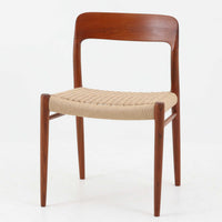 Niels O. MollerによるModel 75 ダイニングチェア。美しい曲線を描く背もたれと、繊細なラインで構成されたフレームが印象的な北欧デザインです。チーク材ならではの深みある木目と、丁寧に編み込まれたペーパーコード座面が調和し、軽やかさと上質感を兼ね備えています。背中をやさしく支える有機的なフォルムと高い職人技が感じられる構造で、ダイニングはもちろん書斎や空間のアクセントチェアとしても活躍。経年変化による味わいも魅力の北欧ビンテージを代表する一脚です。