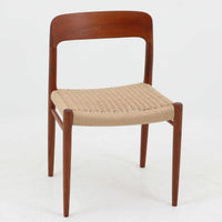 Niels O. MollerによるModel 75 ダイニングチェア。美しい曲線を描く背もたれと、繊細なラインで構成されたフレームが印象的な北欧デザインです。チーク材ならではの深みある木目と、丁寧に編み込まれたペーパーコード座面が調和し、軽やかさと上質感を兼ね備えています。背中をやさしく支える有機的なフォルムと高い職人技が感じられる構造で、ダイニングはもちろん書斎や空間のアクセントチェアとしても活躍。経年変化による味わいも魅力の北欧ビンテージを代表する一脚です。