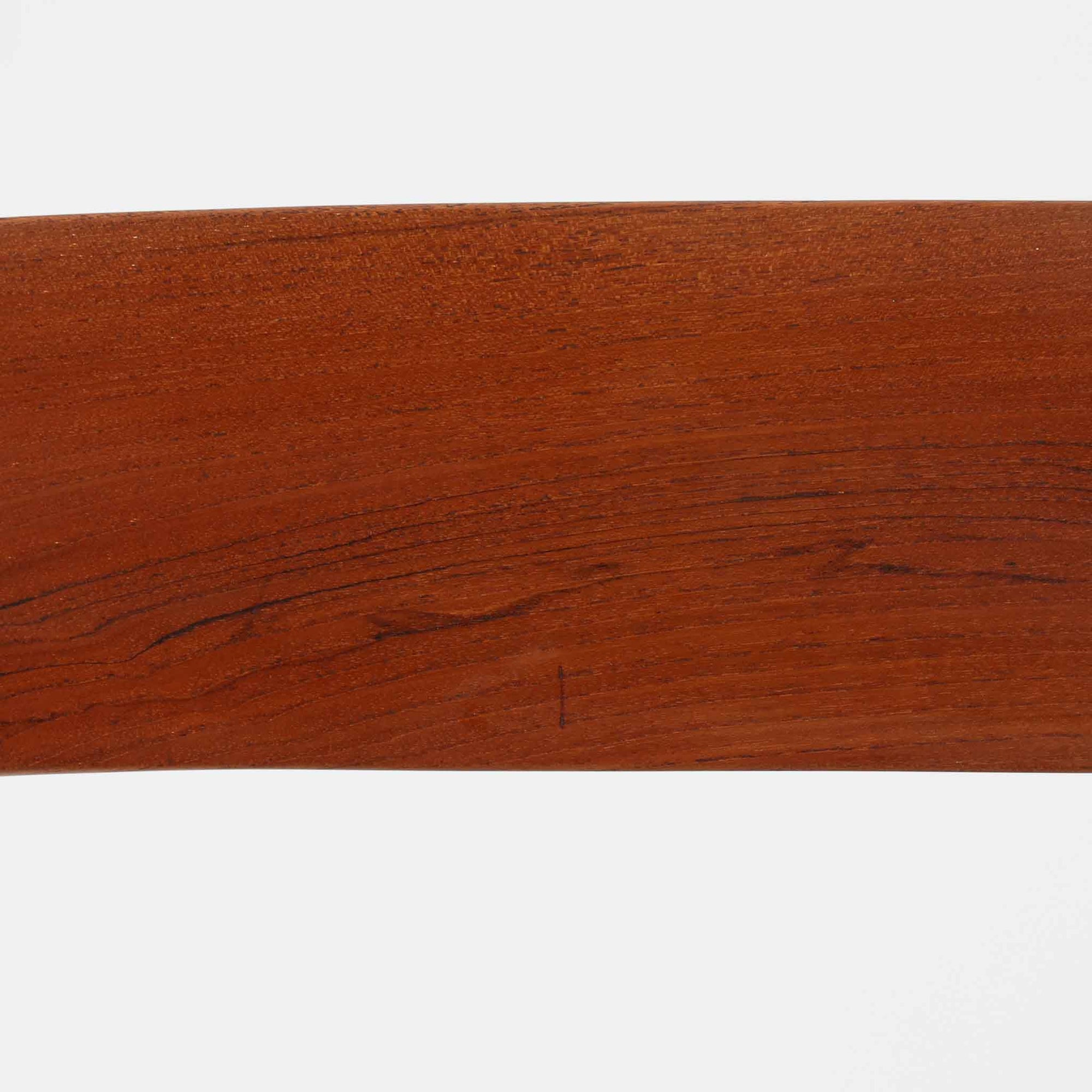 Niels O. MollerによるModel 75 ダイニングチェア。美しい曲線を描く背もたれと、繊細なラインで構成されたフレームが印象的な北欧デザインです。チーク材ならではの深みある木目と、丁寧に編み込まれたペーパーコード座面が調和し、軽やかさと上質感を兼ね備えています。背中をやさしく支える有機的なフォルムと高い職人技が感じられる構造で、ダイニングはもちろん書斎や空間のアクセントチェアとしても活躍。経年変化による味わいも魅力の北欧ビンテージを代表する一脚です。