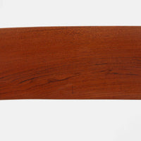 Niels O. MollerによるModel 75 ダイニングチェア。美しい曲線を描く背もたれと、繊細なラインで構成されたフレームが印象的な北欧デザインです。チーク材ならではの深みある木目と、丁寧に編み込まれたペーパーコード座面が調和し、軽やかさと上質感を兼ね備えています。背中をやさしく支える有機的なフォルムと高い職人技が感じられる構造で、ダイニングはもちろん書斎や空間のアクセントチェアとしても活躍。経年変化による味わいも魅力の北欧ビンテージを代表する一脚です。