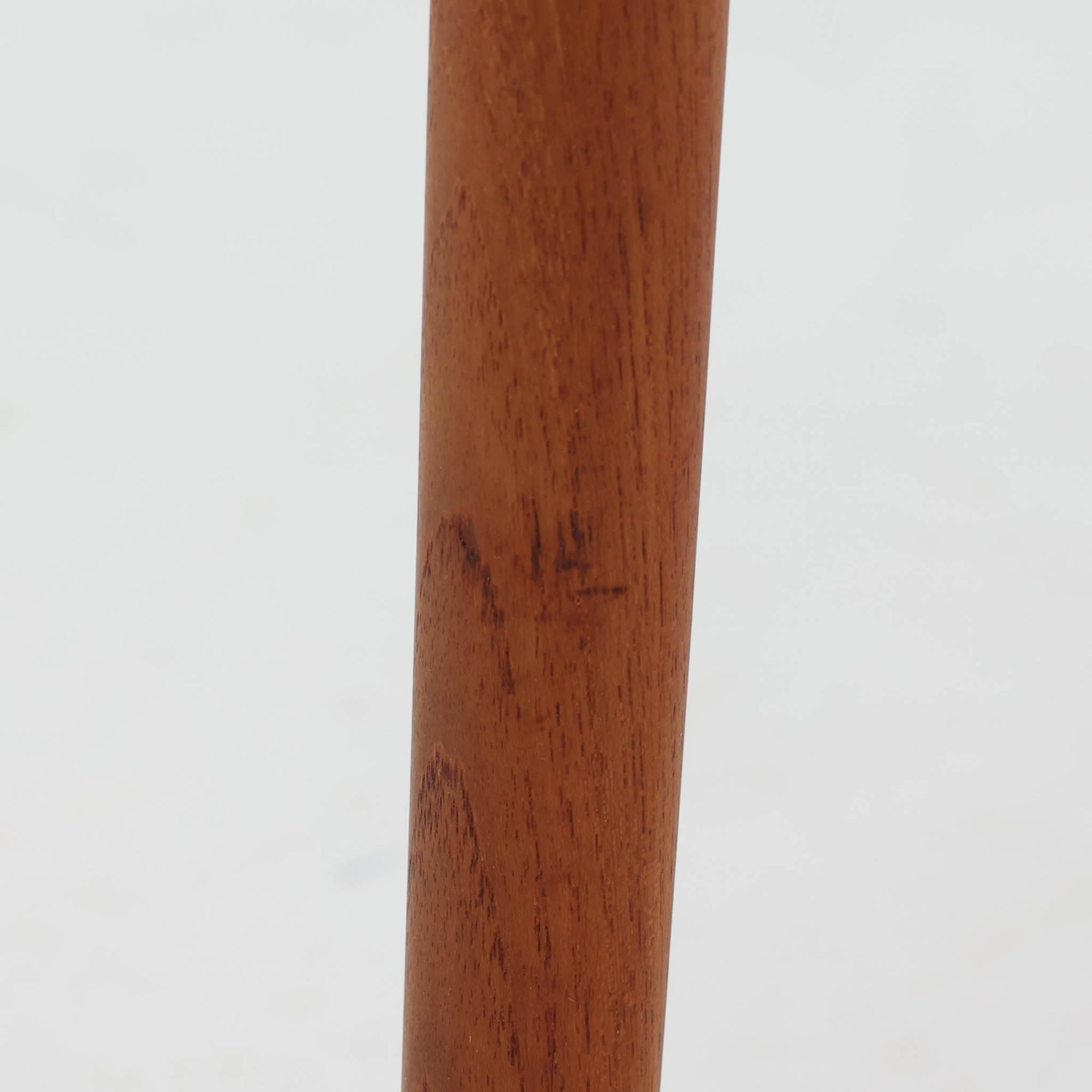 Niels O. MollerによるModel 75 ダイニングチェア。美しい曲線を描く背もたれと、繊細なラインで構成されたフレームが印象的な北欧デザインです。チーク材ならではの深みある木目と、丁寧に編み込まれたペーパーコード座面が調和し、軽やかさと上質感を兼ね備えています。背中をやさしく支える有機的なフォルムと高い職人技が感じられる構造で、ダイニングはもちろん書斎や空間のアクセントチェアとしても活躍。経年変化による味わいも魅力の北欧ビンテージを代表する一脚です。
