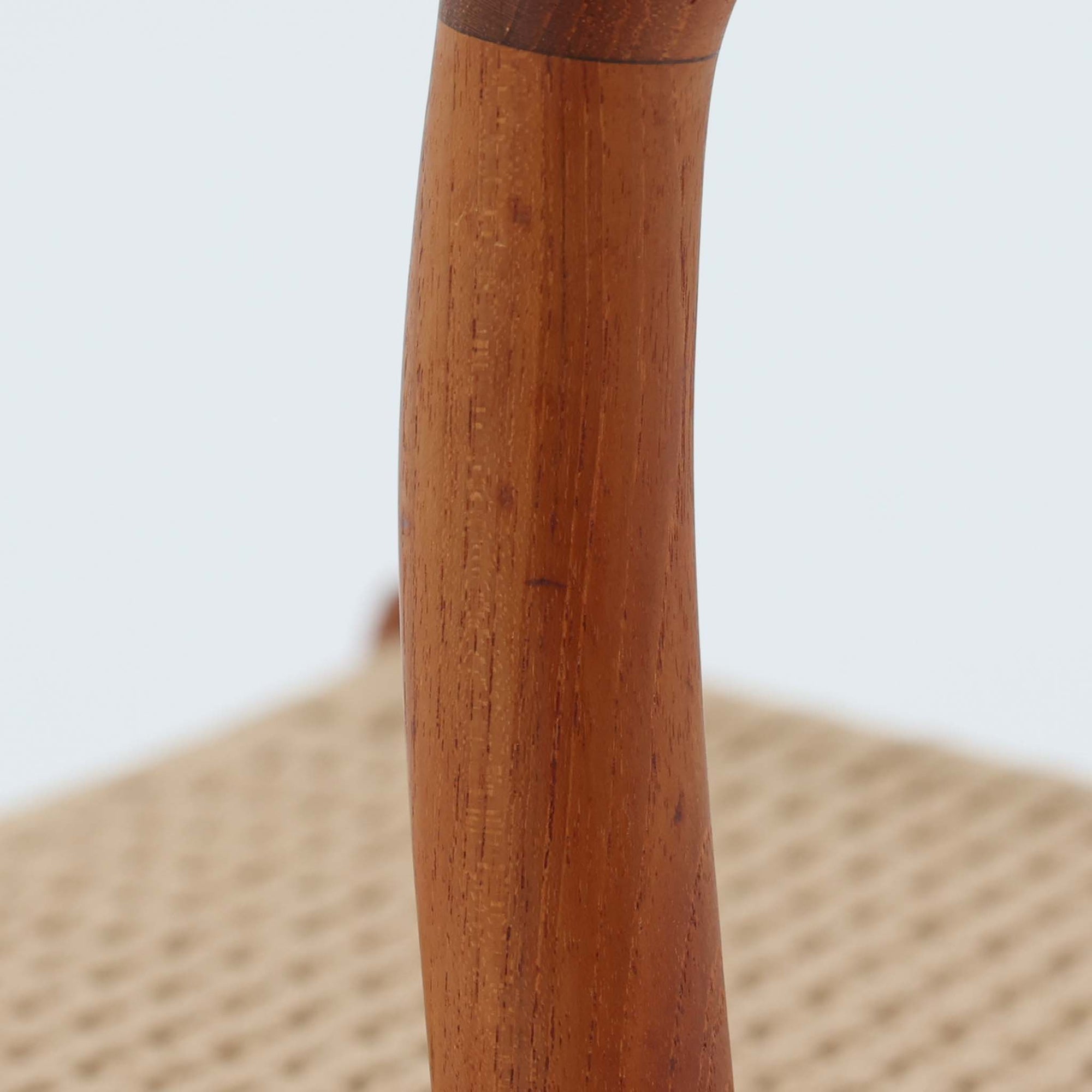 Niels O. MollerによるModel 75 ダイニングチェア。美しい曲線を描く背もたれと、繊細なラインで構成されたフレームが印象的な北欧デザインです。チーク材ならではの深みある木目と、丁寧に編み込まれたペーパーコード座面が調和し、軽やかさと上質感を兼ね備えています。背中をやさしく支える有機的なフォルムと高い職人技が感じられる構造で、ダイニングはもちろん書斎や空間のアクセントチェアとしても活躍。経年変化による味わいも魅力の北欧ビンテージを代表する一脚です。