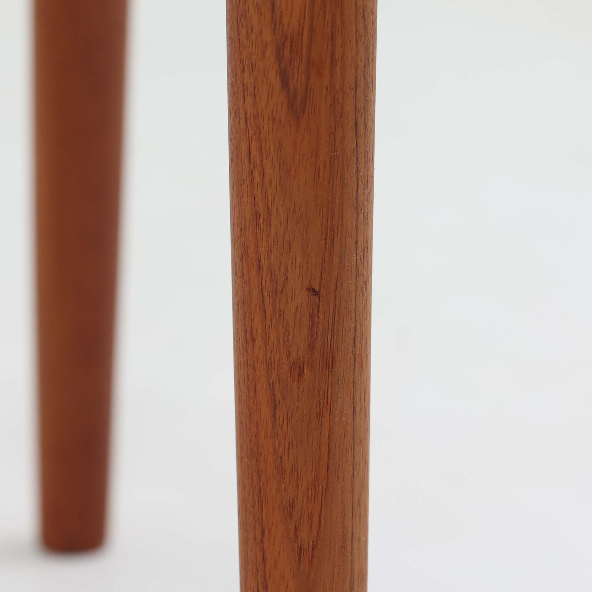 Niels O. MollerによるModel 75 ダイニングチェア。美しい曲線を描く背もたれと、繊細なラインで構成されたフレームが印象的な北欧デザインです。チーク材ならではの深みある木目と、丁寧に編み込まれたペーパーコード座面が調和し、軽やかさと上質感を兼ね備えています。背中をやさしく支える有機的なフォルムと高い職人技が感じられる構造で、ダイニングはもちろん書斎や空間のアクセントチェアとしても活躍。経年変化による味わいも魅力の北欧ビンテージを代表する一脚です。