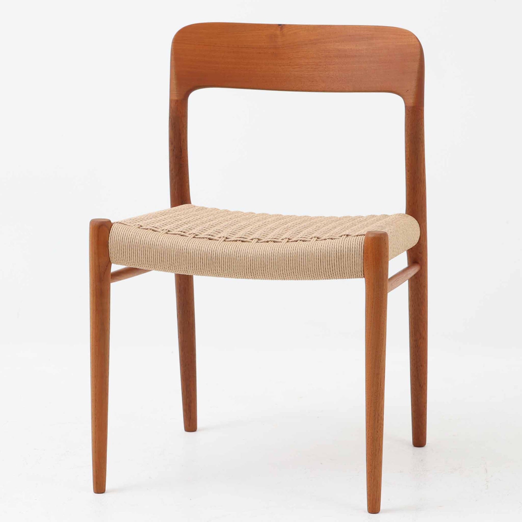 Niels Otto Mollerによってデザインされ、J.L. Mollers Mobelfabrikより製造されたModel 75は、流れるようなラインのチークフレームと、手作業で編み込まれたペーパーコードの座面が美しく調和したダイニングチェアです。背もたれの柔らかな曲線が身体に心地よくフィットし、無駄のないフォルムが北欧ビンテージならではの気品を漂わせます。年月を重ねて深まった木部の風合いと軽やかな佇まいが魅力で、ダイニングはもちろん、一脚で空間のアクセントにもなる上質な逸品です。ビンテージ品でのみ入手可能なチーク材のモデルです。