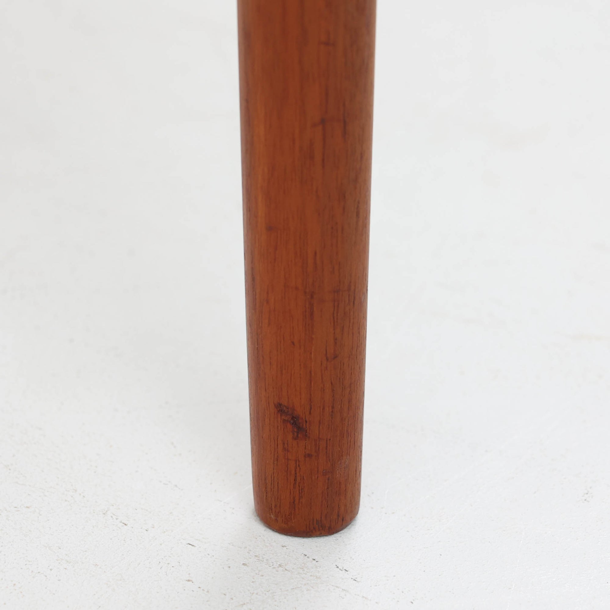 Niels O. MollerによるModel 75 ダイニングチェア。美しい曲線を描く背もたれと、繊細なラインで構成されたフレームが印象的な北欧デザインです。チーク材ならではの深みある木目と、丁寧に編み込まれたペーパーコード座面が調和し、軽やかさと上質感を兼ね備えています。背中をやさしく支える有機的なフォルムと高い職人技が感じられる構造で、ダイニングはもちろん書斎や空間のアクセントチェアとしても活躍。経年変化による味わいも魅力の北欧ビンテージを代表する一脚です。