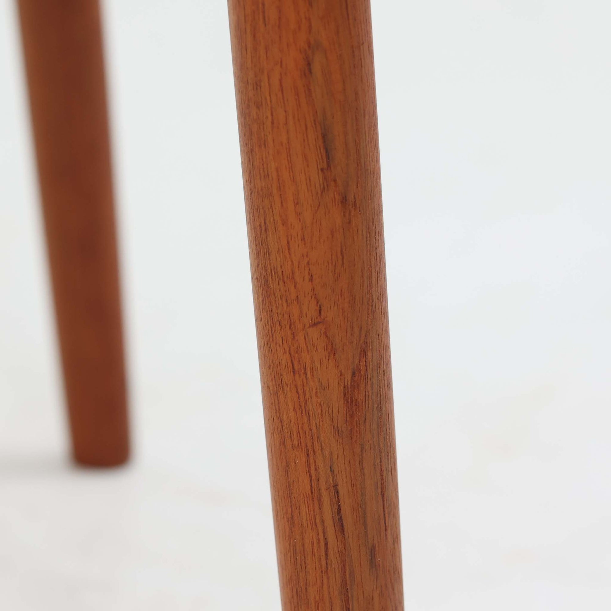 Niels O. MollerによるModel 75 ダイニングチェア。美しい曲線を描く背もたれと、繊細なラインで構成されたフレームが印象的な北欧デザインです。チーク材ならではの深みある木目と、丁寧に編み込まれたペーパーコード座面が調和し、軽やかさと上質感を兼ね備えています。背中をやさしく支える有機的なフォルムと高い職人技が感じられる構造で、ダイニングはもちろん書斎や空間のアクセントチェアとしても活躍。経年変化による味わいも魅力の北欧ビンテージを代表する一脚です。
